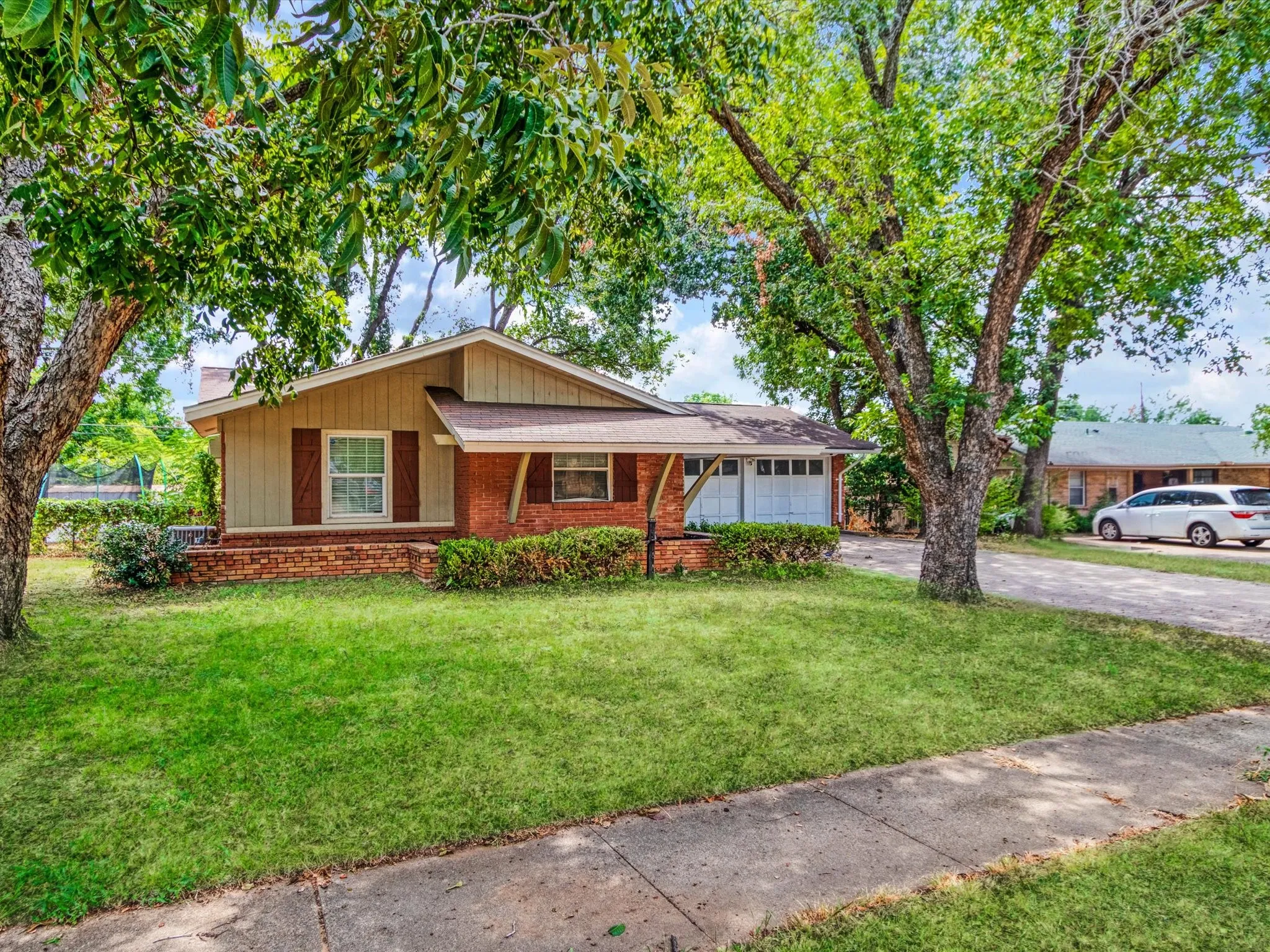 Single Family Residence For Rent in Dallas County , 2222 Woodoak Drive, Irving, Texas 75060, 4 Bedroom, 2 Bathroom, 2 Garage spaces, 1,647 Sqft, built in 1961, mls#21393619, Real Estate Agent in Irving, Homes For Rent in Dallas county, Homes For Rent in Irving, Realtor in Irving Texas, Real Estate Brokerage Independent Realty Texas, Luminita Cordes Realtor