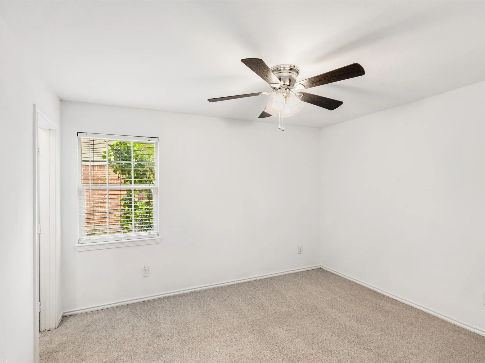 Single Family Residence For Rent in Dallas County , 2222 Woodoak Drive, Irving, Texas 75060, 4 Bedroom, 2 Bathroom, 2 Garage spaces, 1,647 Sqft, built in 1961, mls#21393619, Real Estate Agent in Irving, Homes For Rent in Dallas county, Homes For Rent in Irving, Realtor in Irving Texas, Real Estate Brokerage Independent Realty Texas, Luminita Cordes Realtor