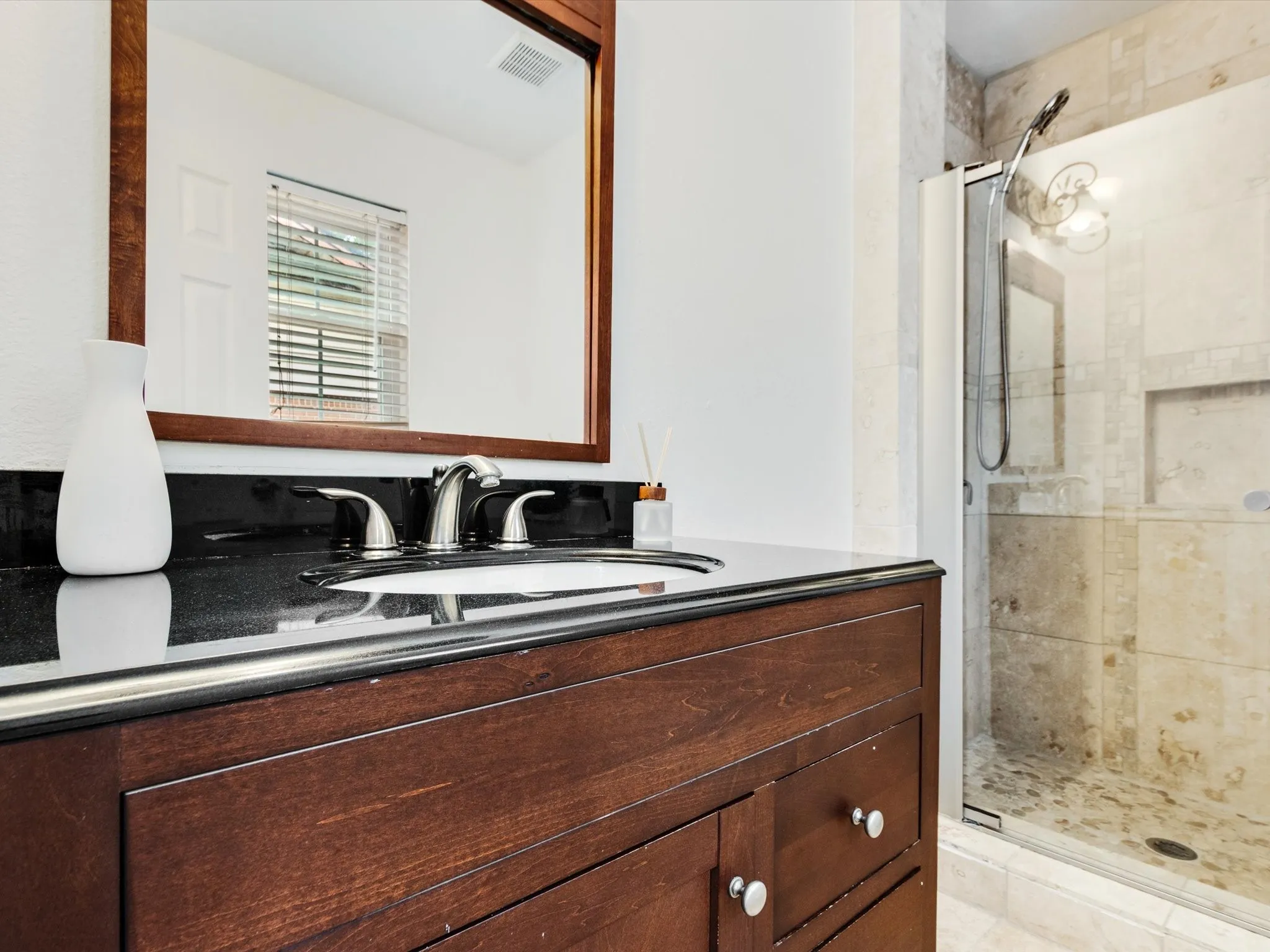 Single Family Residence For Rent in Dallas County , 2222 Woodoak Drive, Irving, Texas 75060, 4 Bedroom, 2 Bathroom, 2 Garage spaces, 1,647 Sqft, built in 1961, mls#21393619, Real Estate Agent in Irving, Homes For Rent in Dallas county, Homes For Rent in Irving, Realtor in Irving Texas, Real Estate Brokerage Independent Realty Texas, Luminita Cordes Realtor