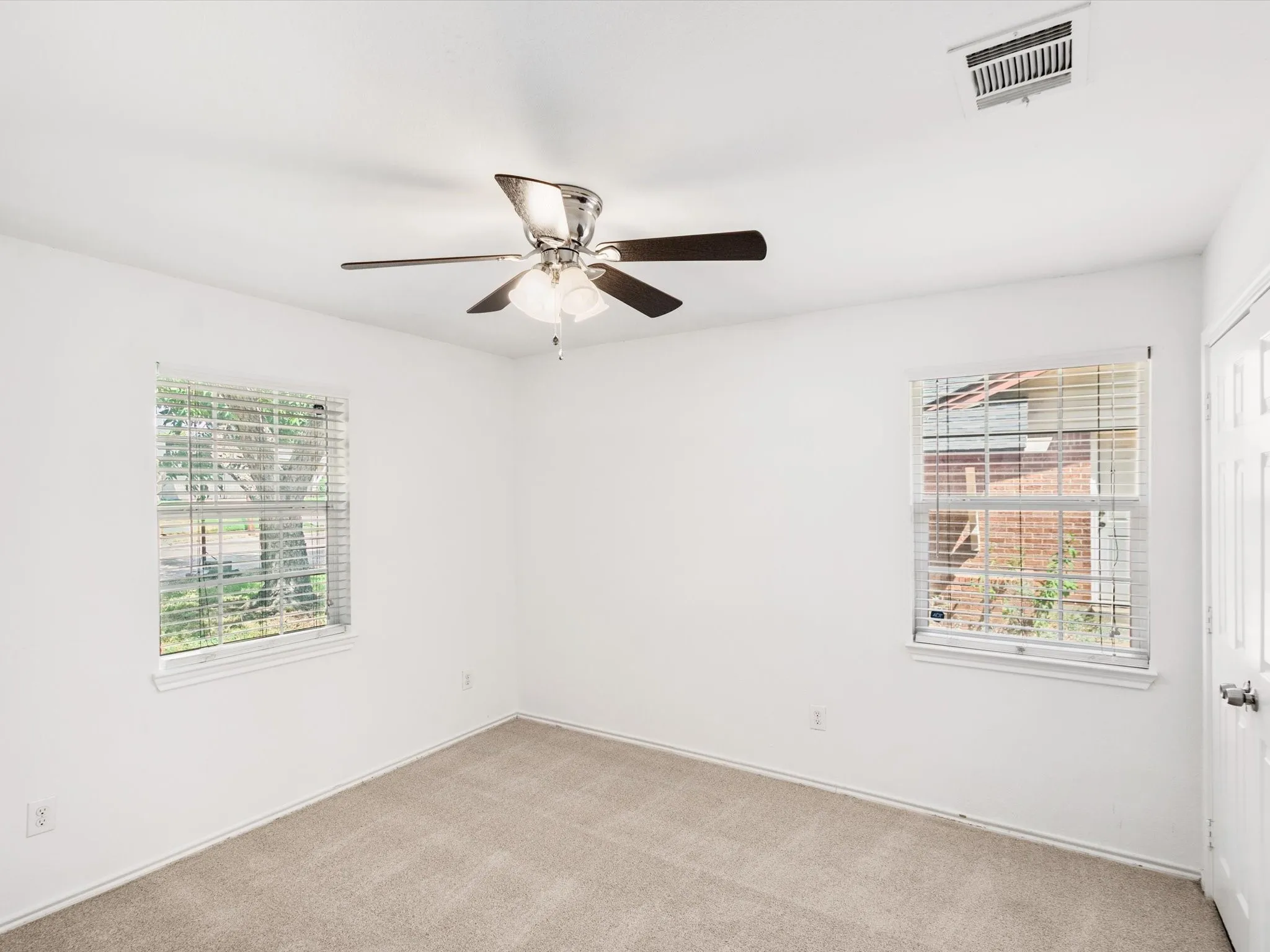 Single Family Residence For Rent in Dallas County , 2222 Woodoak Drive, Irving, Texas 75060, 4 Bedroom, 2 Bathroom, 2 Garage spaces, 1,647 Sqft, built in 1961, mls#21393619, Real Estate Agent in Irving, Homes For Rent in Dallas county, Homes For Rent in Irving, Realtor in Irving Texas, Real Estate Brokerage Independent Realty Texas, Luminita Cordes Realtor