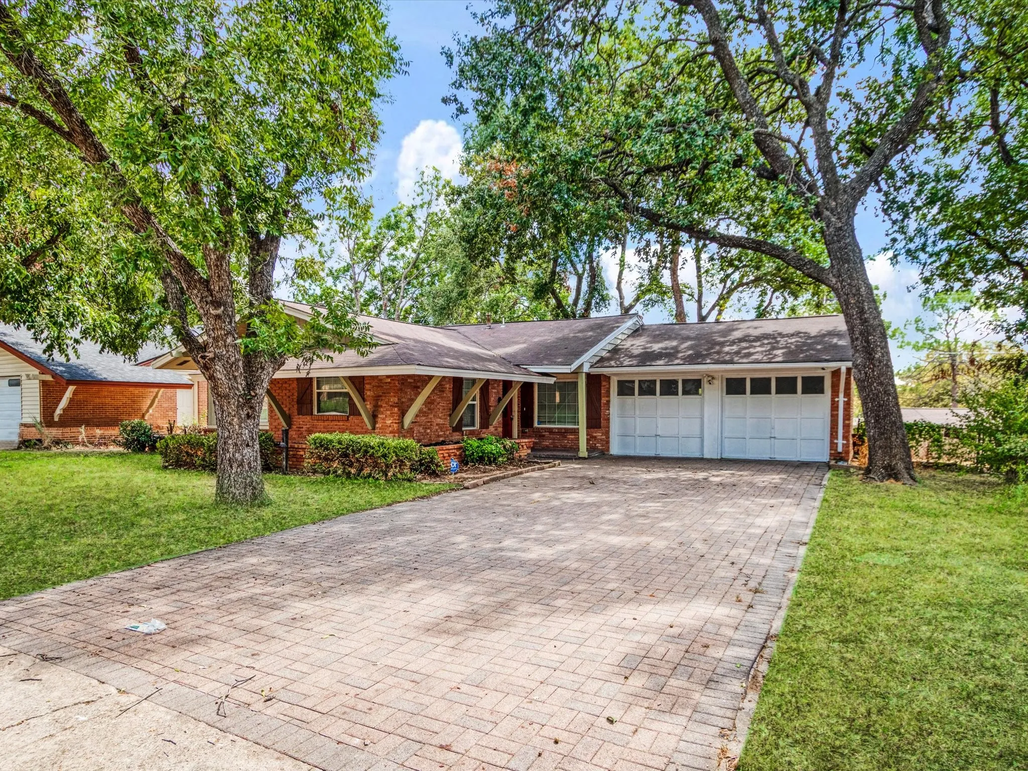 Single Family Residence For Rent in Dallas County , 2222 Woodoak Drive, Irving, Texas 75060, 4 Bedroom, 2 Bathroom, 2 Garage spaces, 1,647 Sqft, built in 1961, mls#21393619, Real Estate Agent in Irving, Homes For Rent in Dallas county, Homes For Rent in Irving, Realtor in Irving Texas, Real Estate Brokerage Independent Realty Texas, Luminita Cordes Realtor