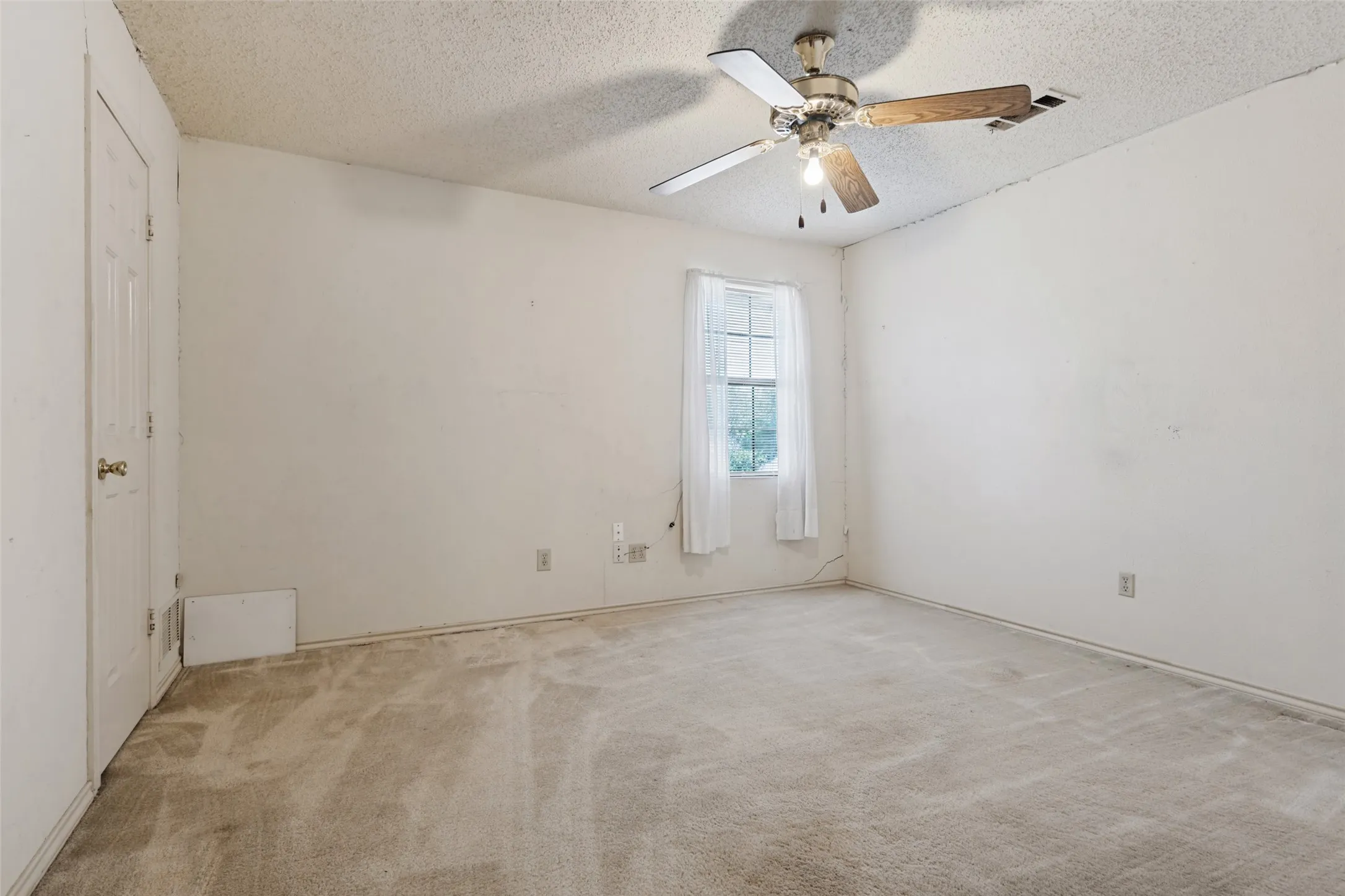 Single Family Residence For Sale in Collin County , 3428 Omar Lane, Plano, Texas 75023, 4 Bedroom, 3 Bathroom, 2 Garage spaces, 2,557 Sqft, built in 1983, mls#21393604, Real Estate Agent in Plano, Homes For Sale in Collin county, Homes For Sale in Plano, Realtor in Plano Texas, Real Estate Brokerage Independent Realty Texas, Luminita Cordes Realtor