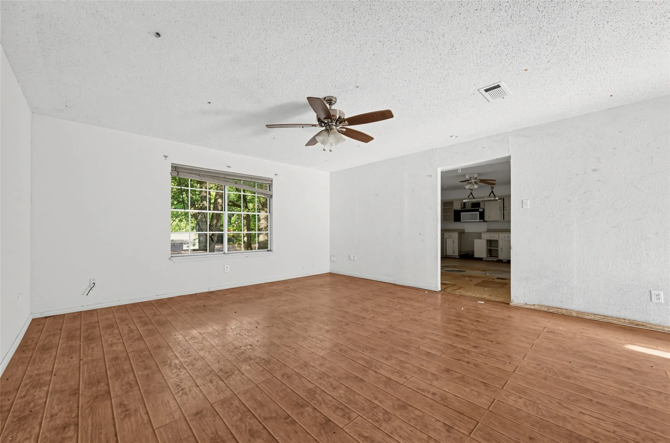 Single Family Residence For Sale in Dallas County , 1611 Shepherd Lane, Dallas, Texas 75253, 3 Bedroom, 2 Bathroom, 2 Garage spaces, 1,732 Sqft, built in 1972, mls#21392689, Real Estate Agent in Dallas, Homes For Sale in Dallas county, Homes For Sale in Dallas, Realtor in Dallas Texas, Real Estate Brokerage Independent Realty Texas, Luminita Cordes Realtor