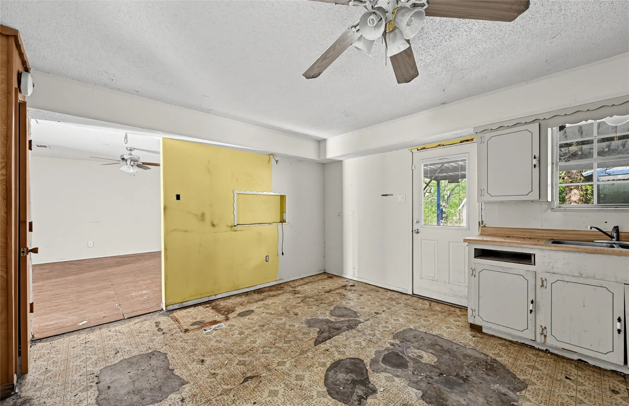 Single Family Residence For Sale in Dallas County , 1611 Shepherd Lane, Dallas, Texas 75253, 3 Bedroom, 2 Bathroom, 2 Garage spaces, 1,732 Sqft, built in 1972, mls#21392689, Real Estate Agent in Dallas, Homes For Sale in Dallas county, Homes For Sale in Dallas, Realtor in Dallas Texas, Real Estate Brokerage Independent Realty Texas, Luminita Cordes Realtor