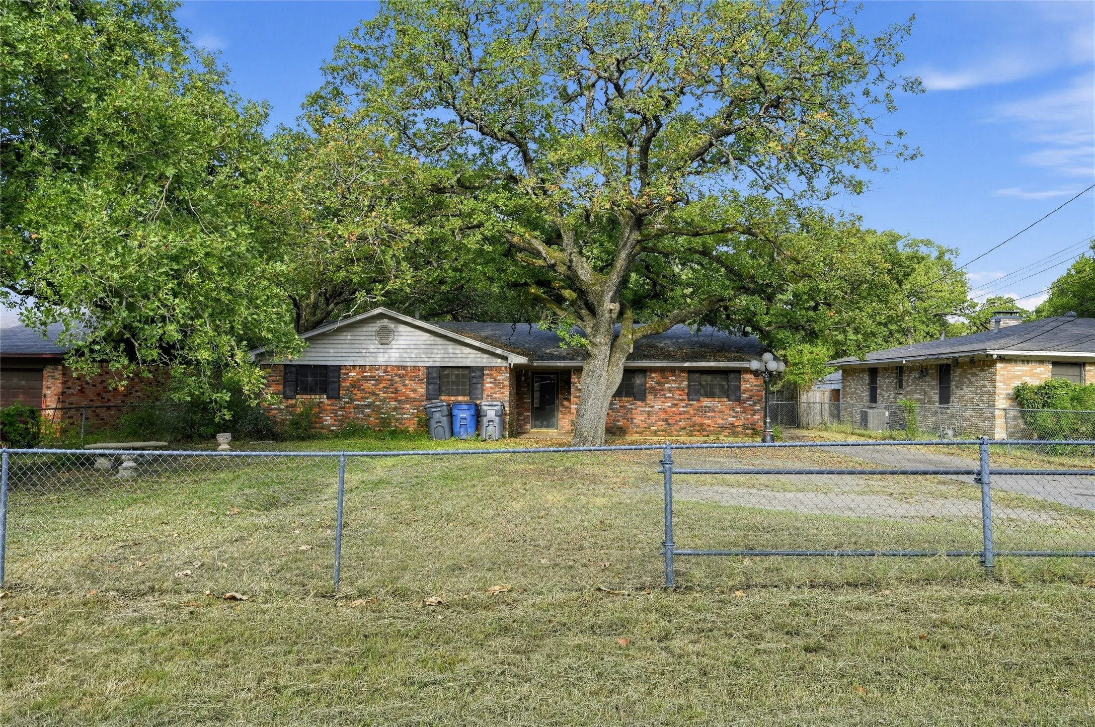 Single Family Residence For Sale in Dallas County , 1611 Shepherd Lane, Dallas, Texas 75253, 3 Bedroom, 2 Bathroom, 2 Garage spaces, 1,732 Sqft, built in 1972, mls#21392689, Real Estate Agent in Dallas, Homes For Sale in Dallas county, Homes For Sale in Dallas, Realtor in Dallas Texas, Real Estate Brokerage Independent Realty Texas, Luminita Cordes Realtor