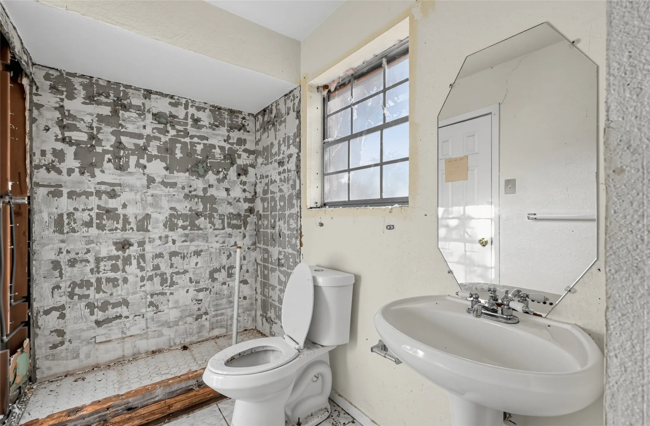 Single Family Residence For Sale in Dallas County , 1611 Shepherd Lane, Dallas, Texas 75253, 3 Bedroom, 2 Bathroom, 2 Garage spaces, 1,732 Sqft, built in 1972, mls#21392689, Real Estate Agent in Dallas, Homes For Sale in Dallas county, Homes For Sale in Dallas, Realtor in Dallas Texas, Real Estate Brokerage Independent Realty Texas, Luminita Cordes Realtor
