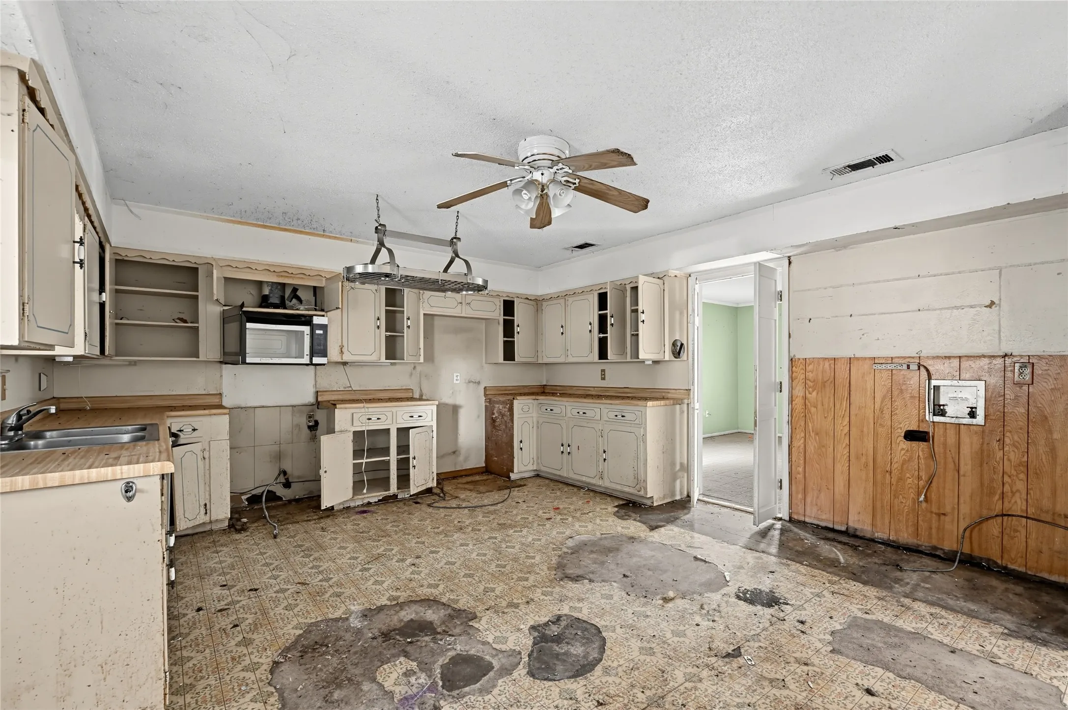 Single Family Residence For Sale in Dallas County , 1611 Shepherd Lane, Dallas, Texas 75253, 3 Bedroom, 2 Bathroom, 2 Garage spaces, 1,732 Sqft, built in 1972, mls#21392689, Real Estate Agent in Dallas, Homes For Sale in Dallas county, Homes For Sale in Dallas, Realtor in Dallas Texas, Real Estate Brokerage Independent Realty Texas, Luminita Cordes Realtor