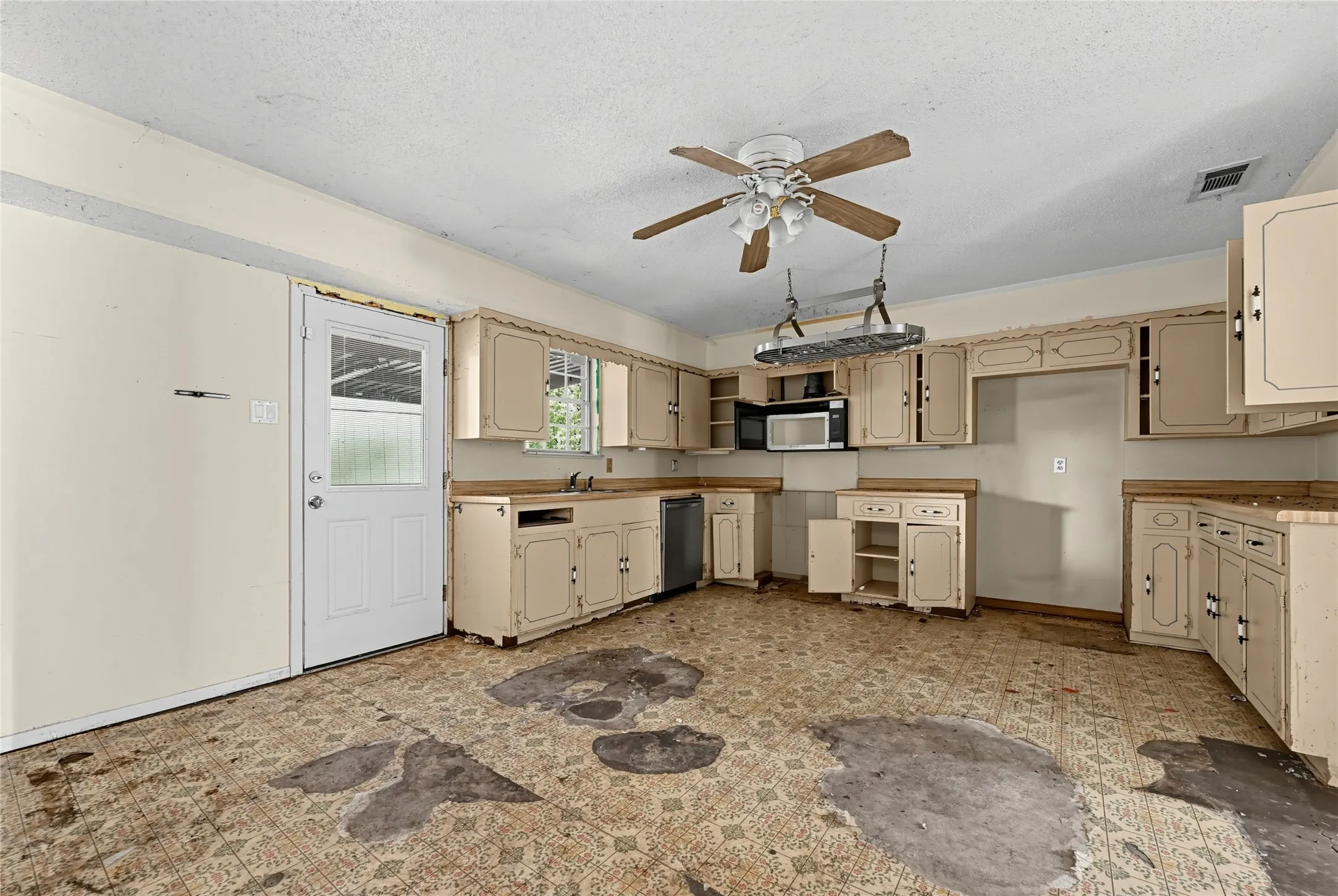 Single Family Residence For Sale in Dallas County , 1611 Shepherd Lane, Dallas, Texas 75253, 3 Bedroom, 2 Bathroom, 2 Garage spaces, 1,732 Sqft, built in 1972, mls#21392689, Real Estate Agent in Dallas, Homes For Sale in Dallas county, Homes For Sale in Dallas, Realtor in Dallas Texas, Real Estate Brokerage Independent Realty Texas, Luminita Cordes Realtor