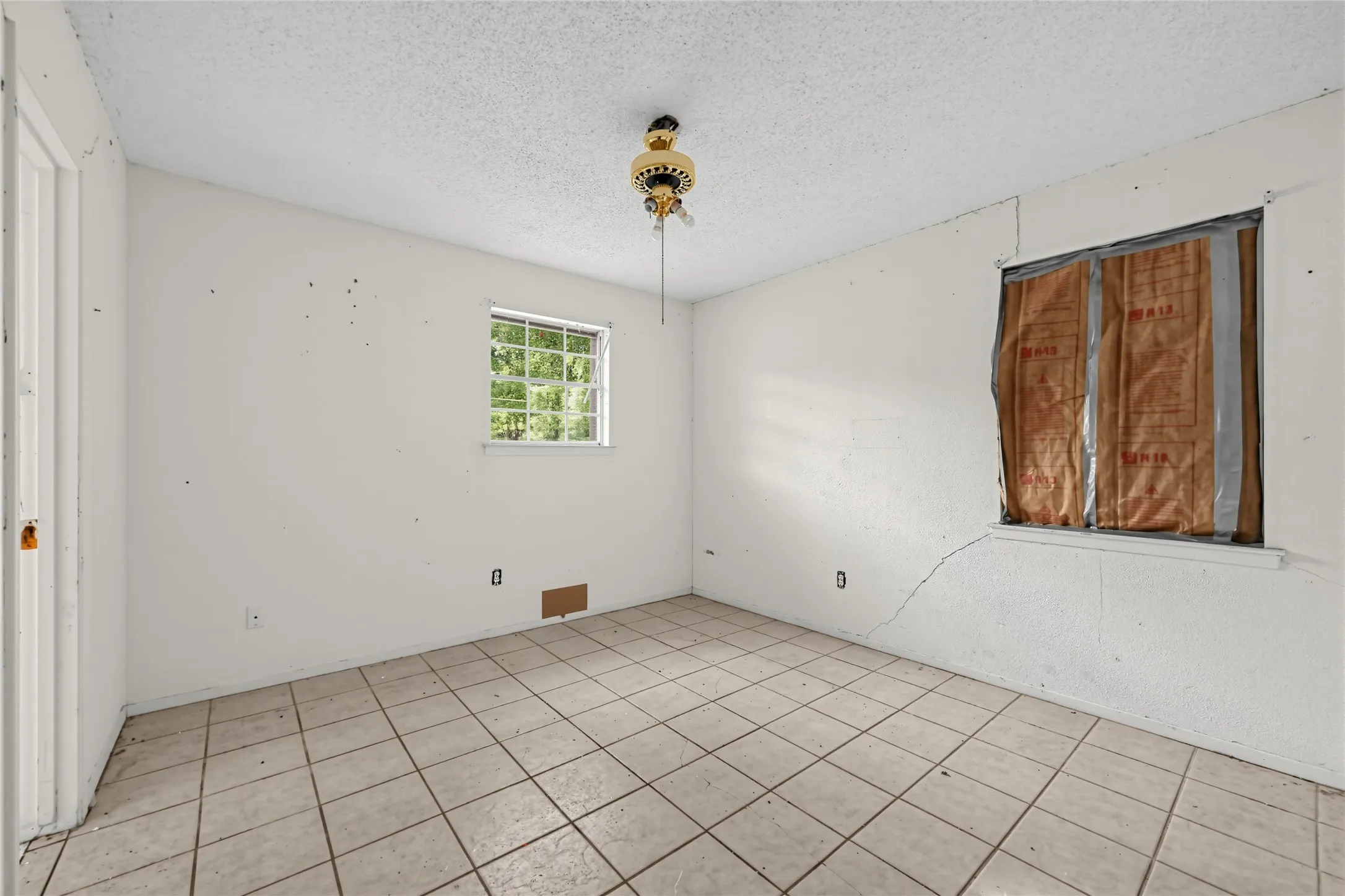Single Family Residence For Sale in Dallas County , 1611 Shepherd Lane, Dallas, Texas 75253, 3 Bedroom, 2 Bathroom, 2 Garage spaces, 1,732 Sqft, built in 1972, mls#21392689, Real Estate Agent in Dallas, Homes For Sale in Dallas county, Homes For Sale in Dallas, Realtor in Dallas Texas, Real Estate Brokerage Independent Realty Texas, Luminita Cordes Realtor