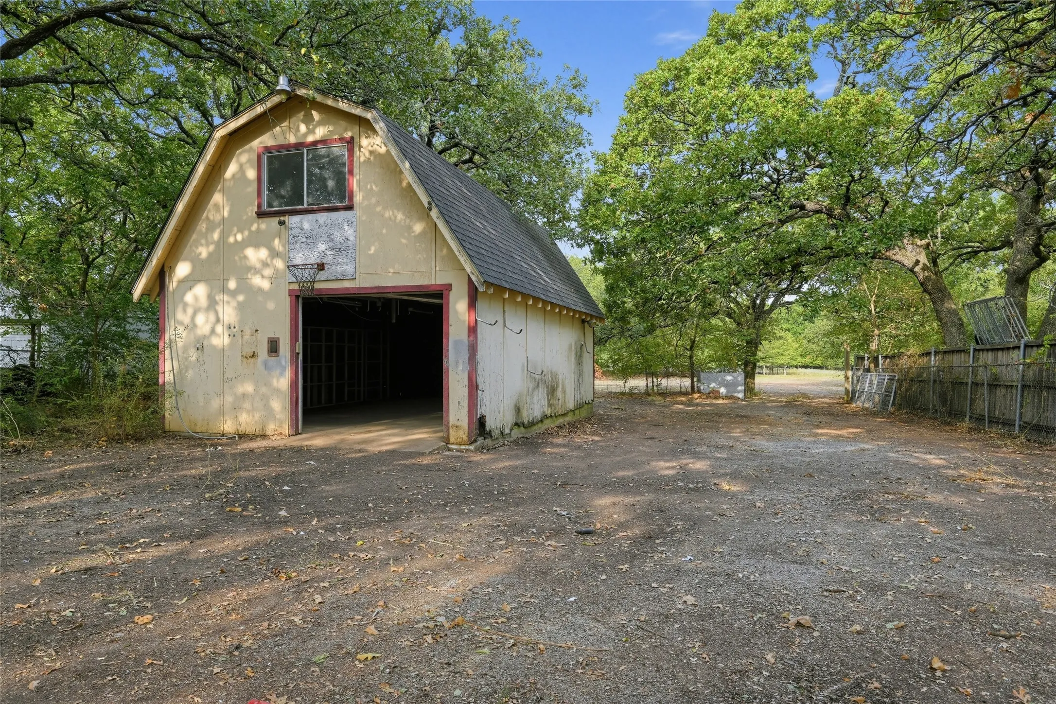 Single Family Residence For Sale in Dallas County , 1611 Shepherd Lane, Dallas, Texas 75253, 3 Bedroom, 2 Bathroom, 2 Garage spaces, 1,732 Sqft, built in 1972, mls#21392689, Real Estate Agent in Dallas, Homes For Sale in Dallas county, Homes For Sale in Dallas, Realtor in Dallas Texas, Real Estate Brokerage Independent Realty Texas, Luminita Cordes Realtor