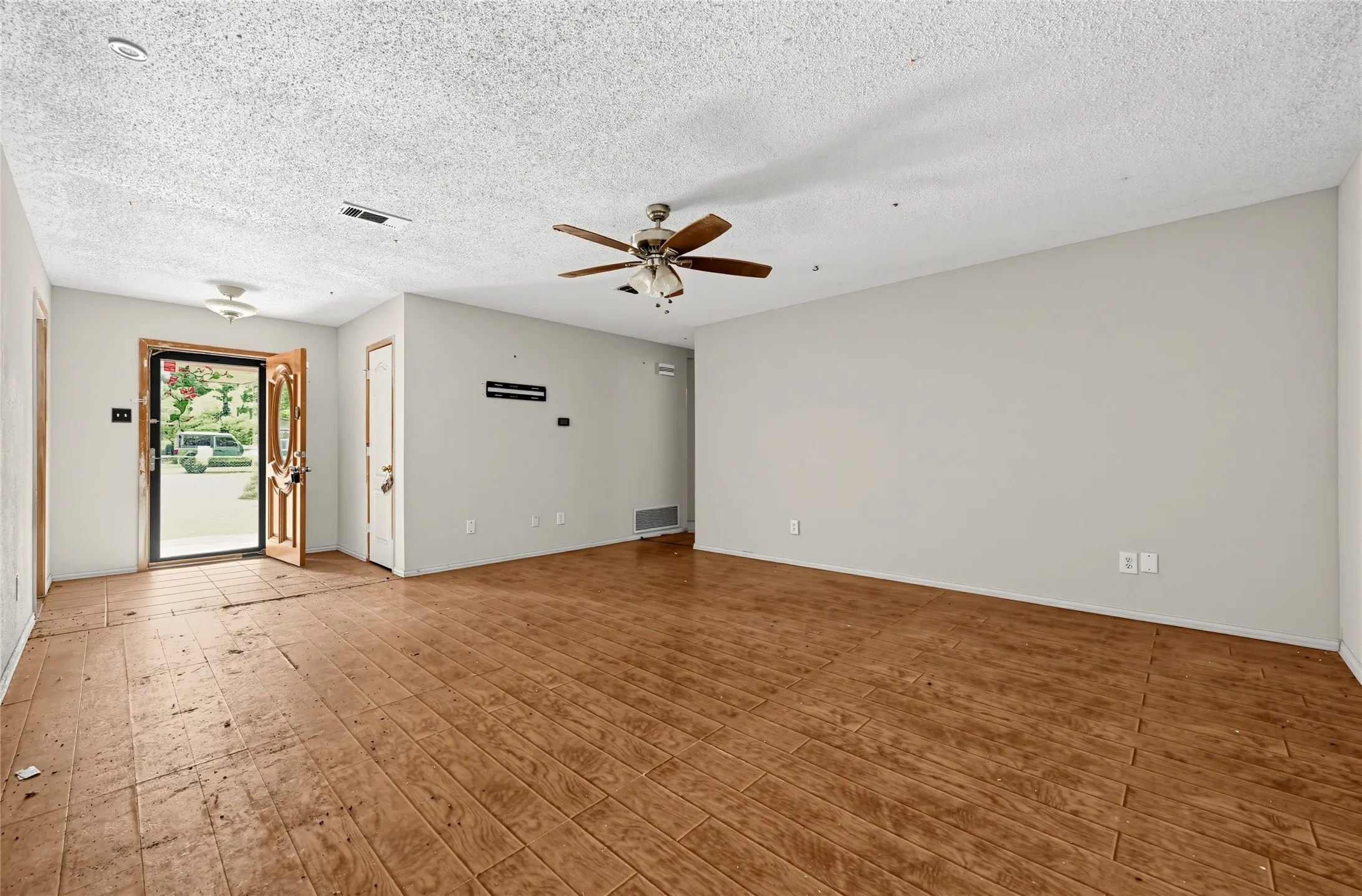Single Family Residence For Sale in Dallas County , 1611 Shepherd Lane, Dallas, Texas 75253, 3 Bedroom, 2 Bathroom, 2 Garage spaces, 1,732 Sqft, built in 1972, mls#21392689, Real Estate Agent in Dallas, Homes For Sale in Dallas county, Homes For Sale in Dallas, Realtor in Dallas Texas, Real Estate Brokerage Independent Realty Texas, Luminita Cordes Realtor
