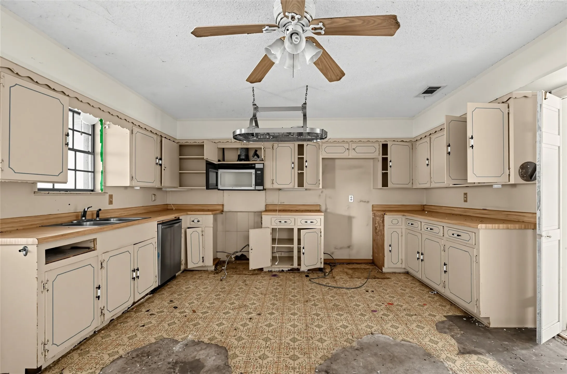 Single Family Residence For Sale in Dallas County , 1611 Shepherd Lane, Dallas, Texas 75253, 3 Bedroom, 2 Bathroom, 2 Garage spaces, 1,732 Sqft, built in 1972, mls#21392689, Real Estate Agent in Dallas, Homes For Sale in Dallas county, Homes For Sale in Dallas, Realtor in Dallas Texas, Real Estate Brokerage Independent Realty Texas, Luminita Cordes Realtor