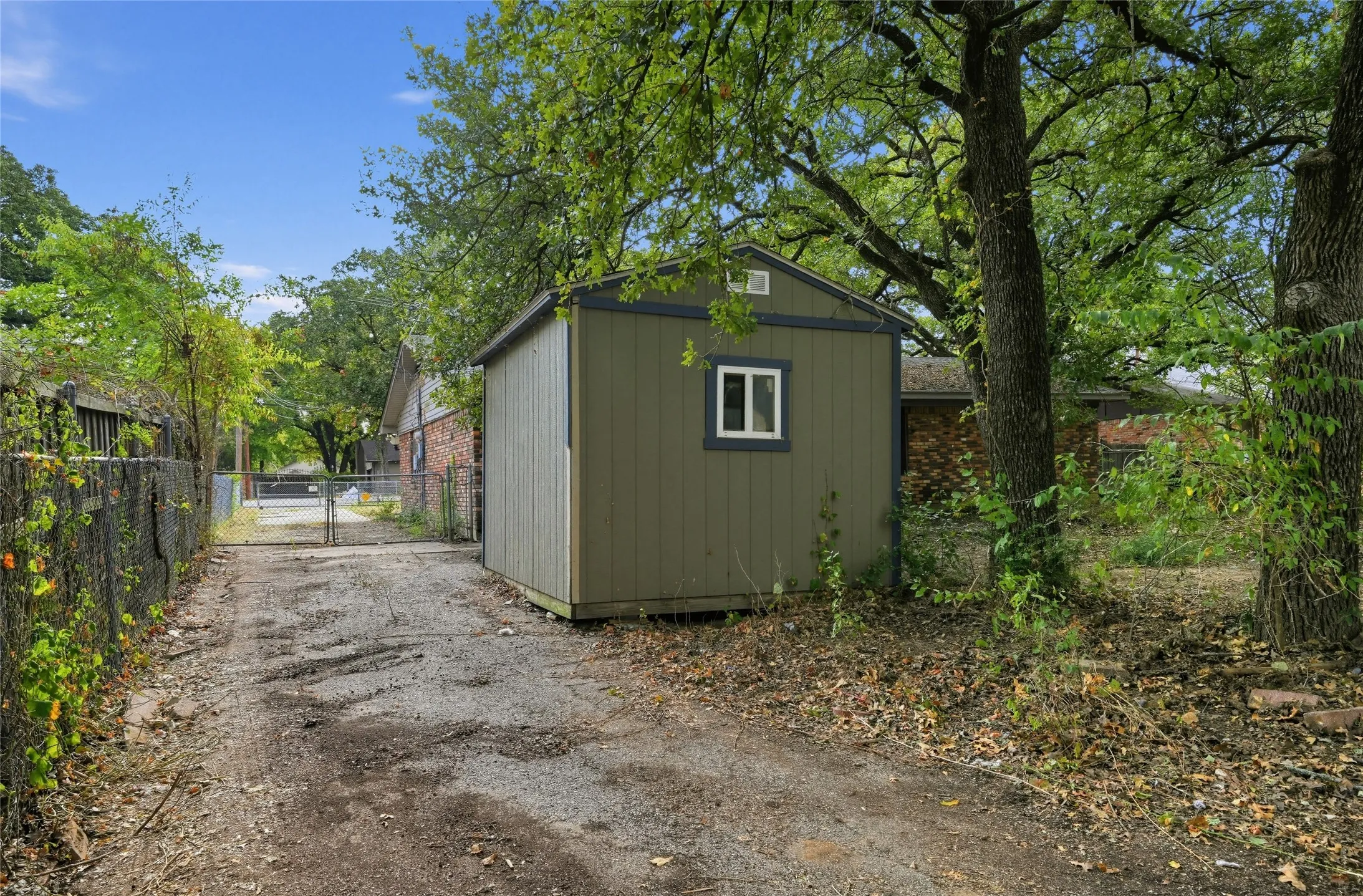 Single Family Residence For Sale in Dallas County , 1611 Shepherd Lane, Dallas, Texas 75253, 3 Bedroom, 2 Bathroom, 2 Garage spaces, 1,732 Sqft, built in 1972, mls#21392689, Real Estate Agent in Dallas, Homes For Sale in Dallas county, Homes For Sale in Dallas, Realtor in Dallas Texas, Real Estate Brokerage Independent Realty Texas, Luminita Cordes Realtor