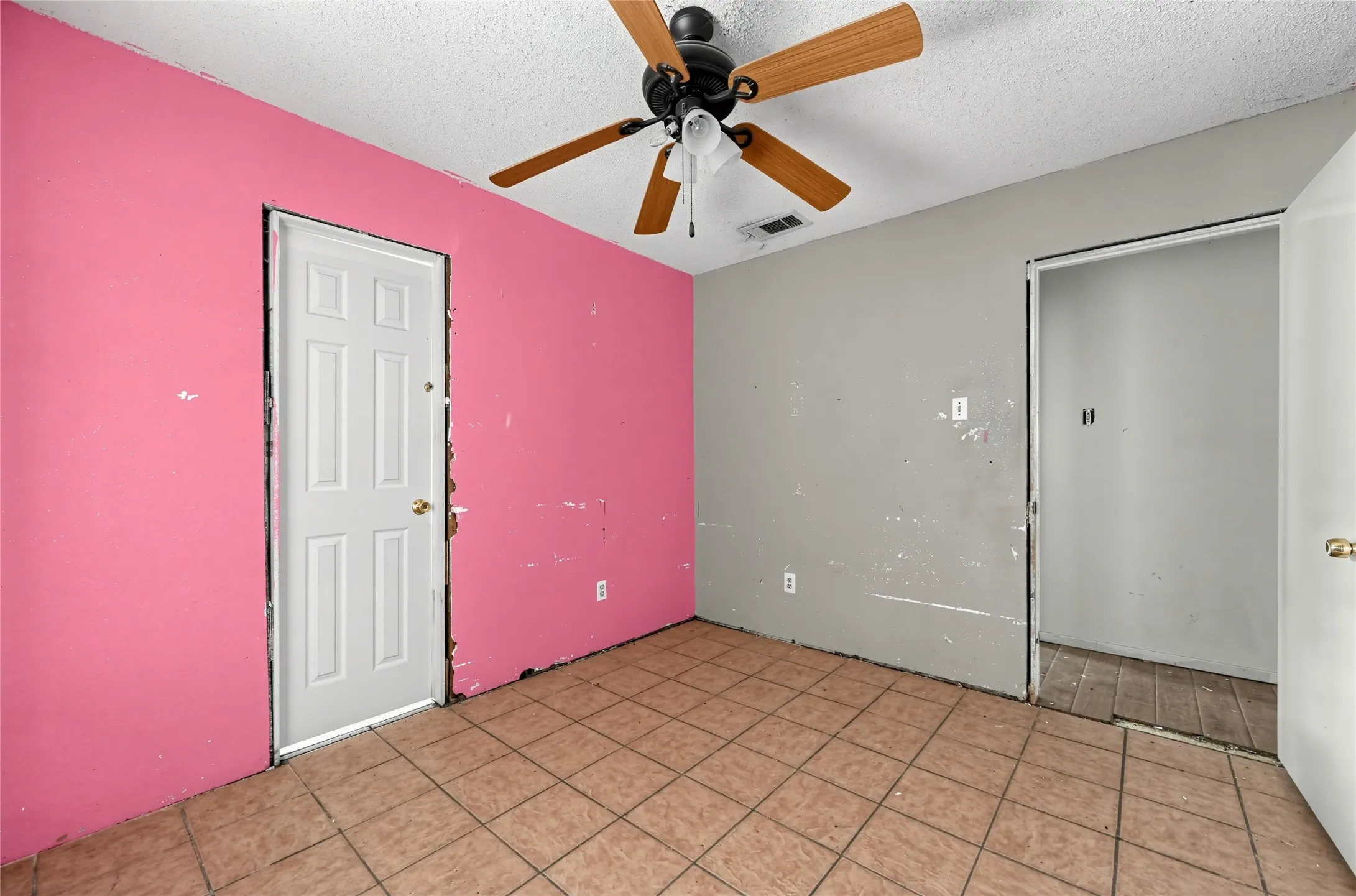 Single Family Residence For Sale in Dallas County , 1611 Shepherd Lane, Dallas, Texas 75253, 3 Bedroom, 2 Bathroom, 2 Garage spaces, 1,732 Sqft, built in 1972, mls#21392689, Real Estate Agent in Dallas, Homes For Sale in Dallas county, Homes For Sale in Dallas, Realtor in Dallas Texas, Real Estate Brokerage Independent Realty Texas, Luminita Cordes Realtor