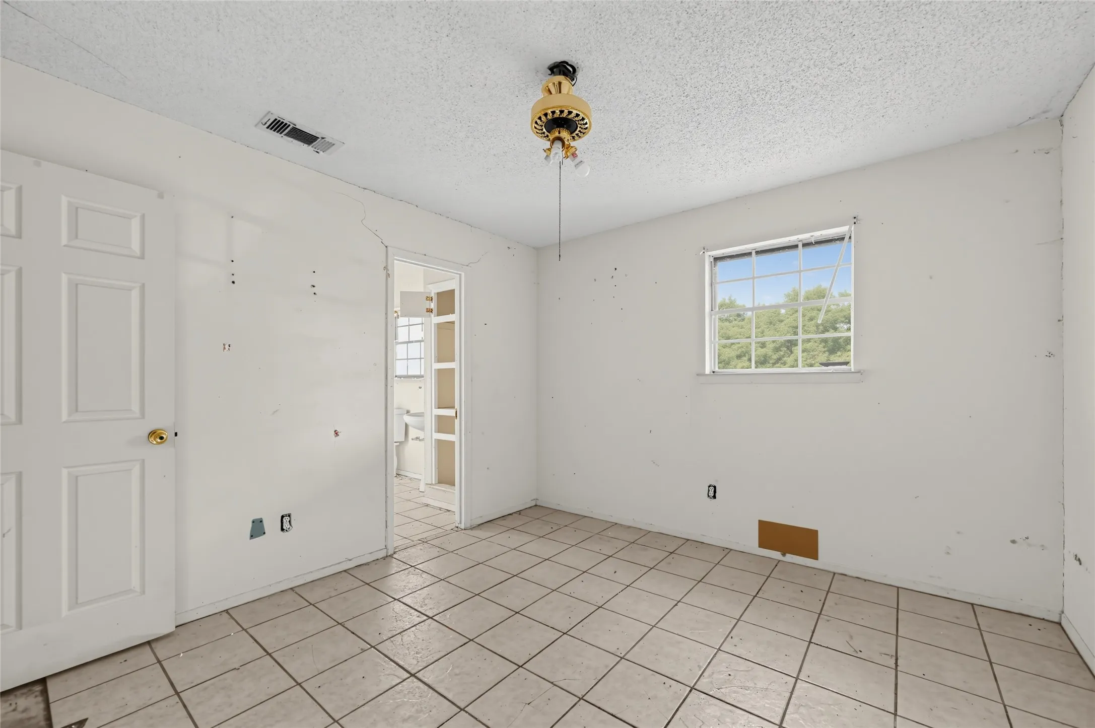 Single Family Residence For Sale in Dallas County , 1611 Shepherd Lane, Dallas, Texas 75253, 3 Bedroom, 2 Bathroom, 2 Garage spaces, 1,732 Sqft, built in 1972, mls#21392689, Real Estate Agent in Dallas, Homes For Sale in Dallas county, Homes For Sale in Dallas, Realtor in Dallas Texas, Real Estate Brokerage Independent Realty Texas, Luminita Cordes Realtor