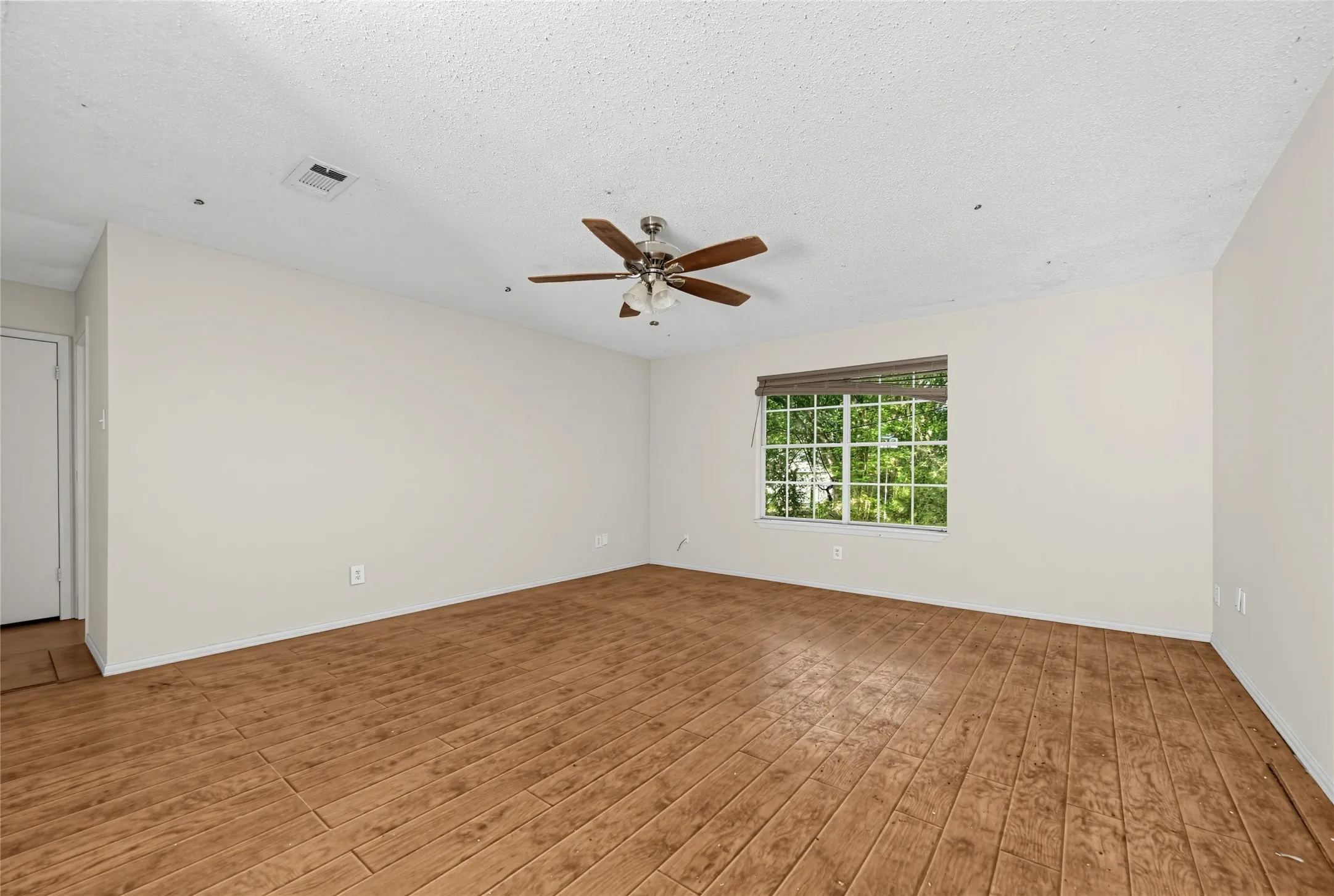 Single Family Residence For Sale in Dallas County , 1611 Shepherd Lane, Dallas, Texas 75253, 3 Bedroom, 2 Bathroom, 2 Garage spaces, 1,732 Sqft, built in 1972, mls#21392689, Real Estate Agent in Dallas, Homes For Sale in Dallas county, Homes For Sale in Dallas, Realtor in Dallas Texas, Real Estate Brokerage Independent Realty Texas, Luminita Cordes Realtor