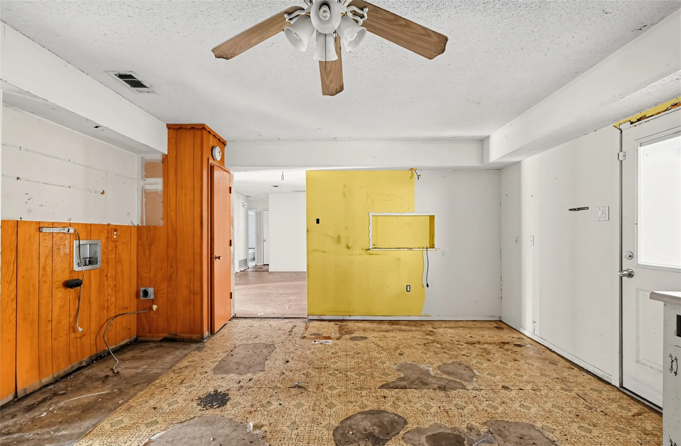 Single Family Residence For Sale in Dallas County , 1611 Shepherd Lane, Dallas, Texas 75253, 3 Bedroom, 2 Bathroom, 2 Garage spaces, 1,732 Sqft, built in 1972, mls#21392689, Real Estate Agent in Dallas, Homes For Sale in Dallas county, Homes For Sale in Dallas, Realtor in Dallas Texas, Real Estate Brokerage Independent Realty Texas, Luminita Cordes Realtor