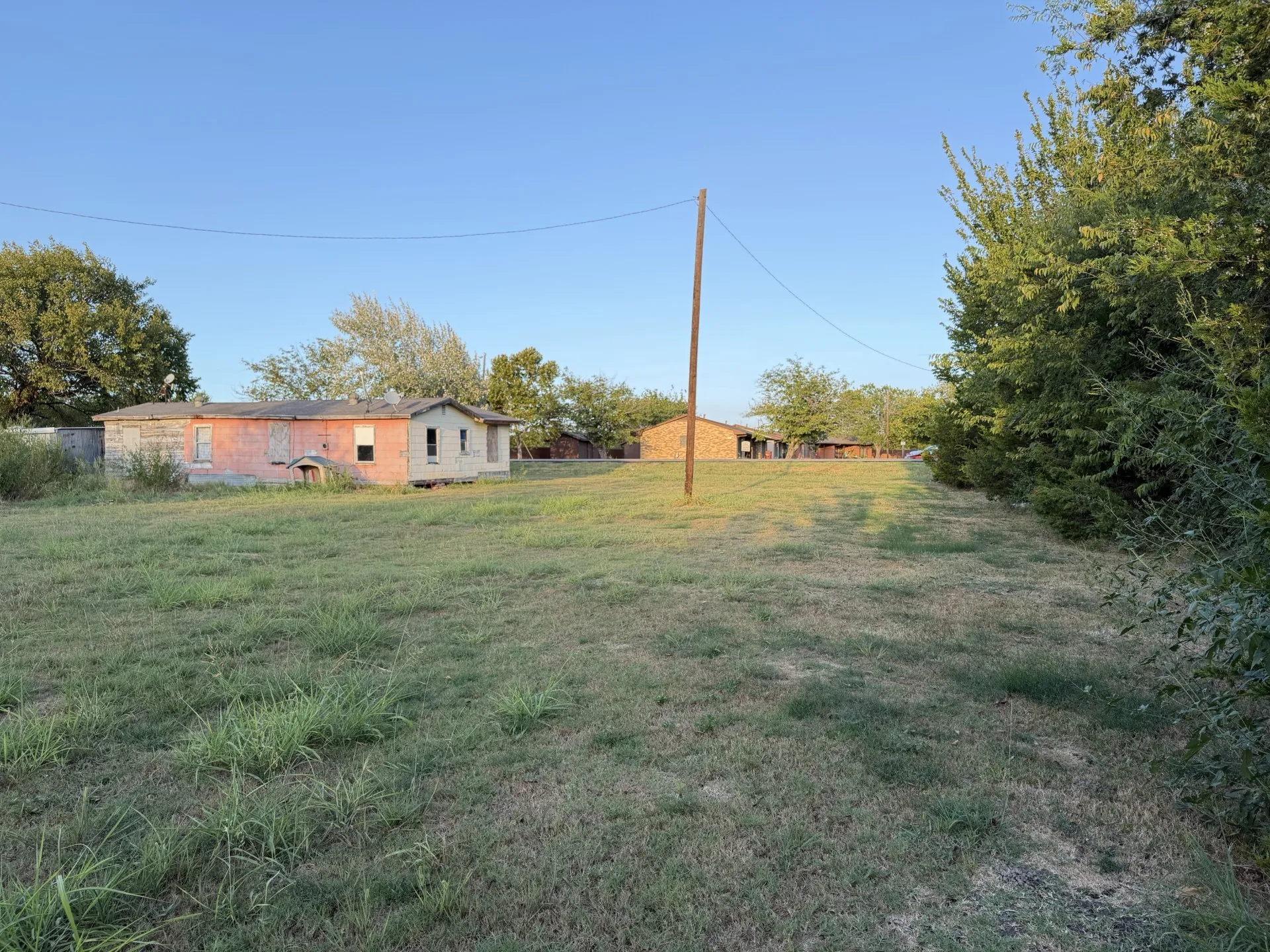 Single Family Residence For Sale in Hunt County , 803 N US Highway 69, Celeste, Texas 75423, 3 Bedroom, 1 Bathroom, 2 Garage spaces, 1,090 Sqft, built in 1956, mls#21393576, Real Estate Agent in Celeste, Homes For Sale in Hunt county, Homes For Sale in Celeste, Realtor in Celeste Texas, Real Estate Brokerage Independent Realty Texas, Luminita Cordes Realtor