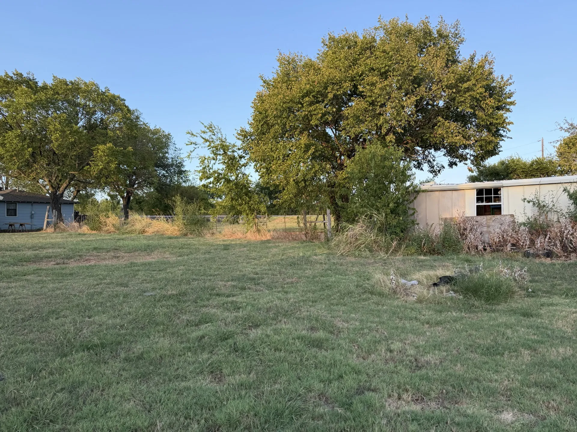 Single Family Residence For Sale in Hunt County , 803 N US Highway 69, Celeste, Texas 75423, 3 Bedroom, 1 Bathroom, 2 Garage spaces, 1,090 Sqft, built in 1956, mls#21393576, Real Estate Agent in Celeste, Homes For Sale in Hunt county, Homes For Sale in Celeste, Realtor in Celeste Texas, Real Estate Brokerage Independent Realty Texas, Luminita Cordes Realtor