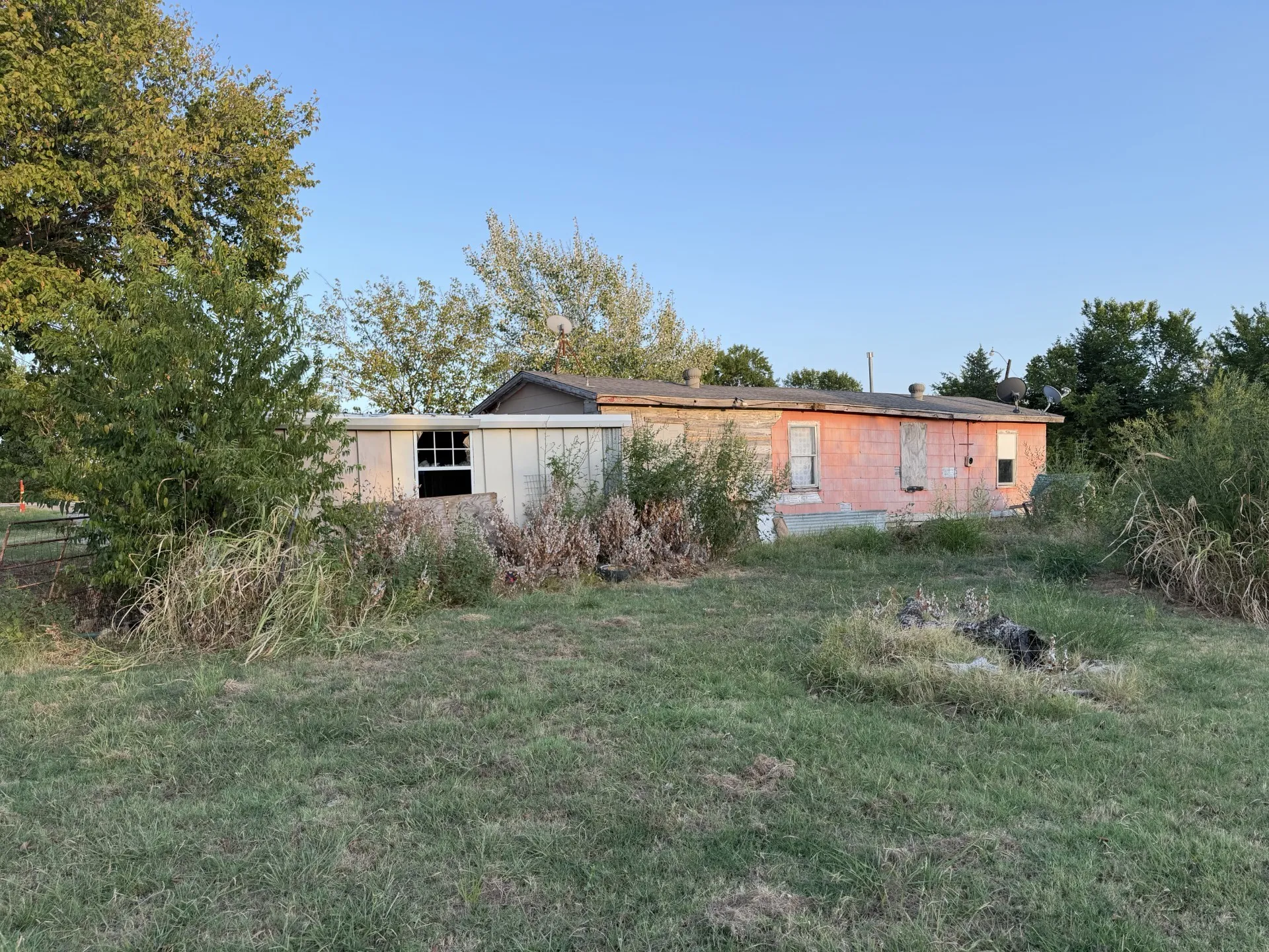 Single Family Residence For Sale in Hunt County , 803 N US Highway 69, Celeste, Texas 75423, 3 Bedroom, 1 Bathroom, 2 Garage spaces, 1,090 Sqft, built in 1956, mls#21393576, Real Estate Agent in Celeste, Homes For Sale in Hunt county, Homes For Sale in Celeste, Realtor in Celeste Texas, Real Estate Brokerage Independent Realty Texas, Luminita Cordes Realtor