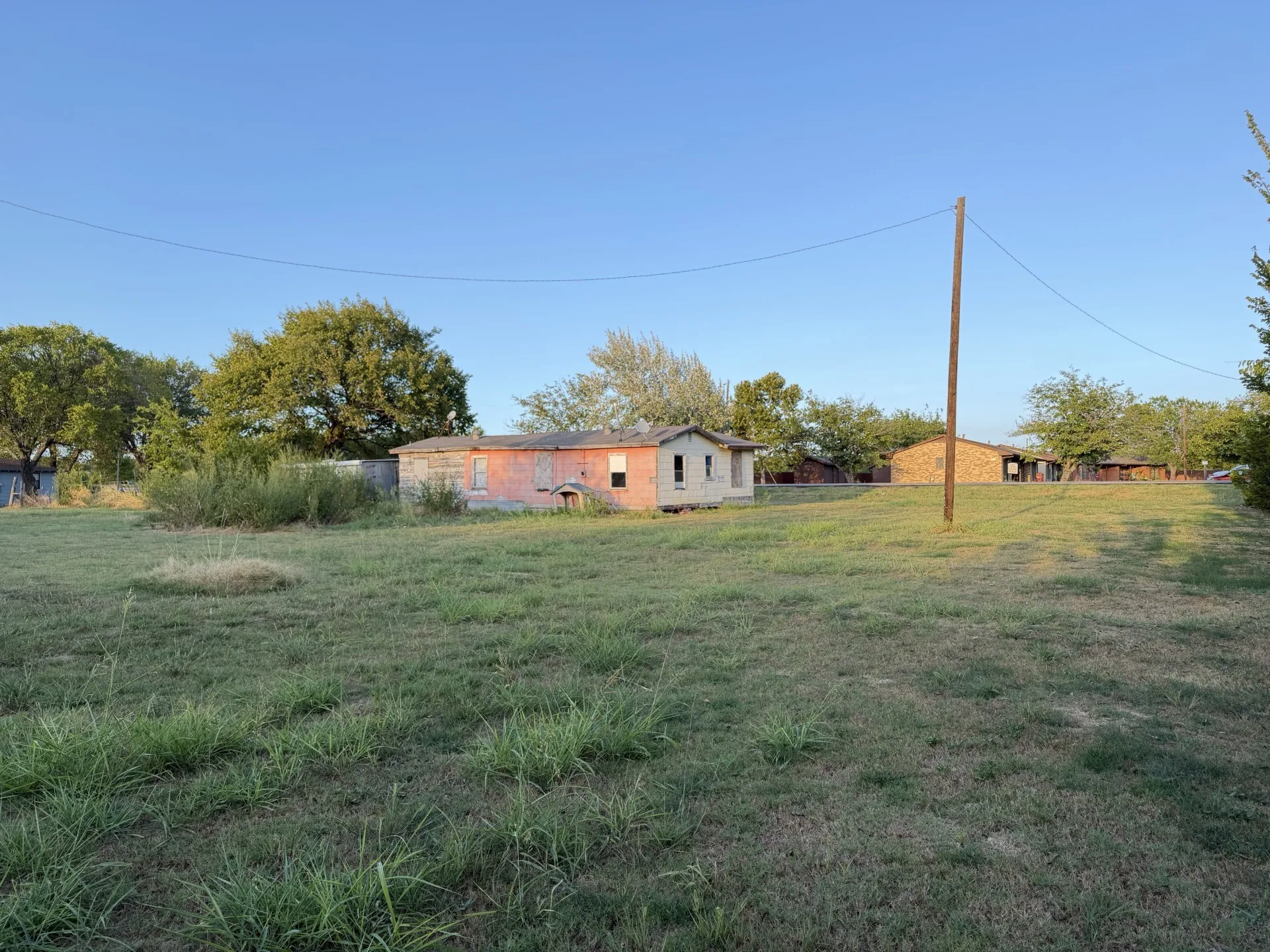 Single Family Residence For Sale in Hunt County , 803 N US Highway 69, Celeste, Texas 75423, 3 Bedroom, 1 Bathroom, 2 Garage spaces, 1,090 Sqft, built in 1956, mls#21393576, Real Estate Agent in Celeste, Homes For Sale in Hunt county, Homes For Sale in Celeste, Realtor in Celeste Texas, Real Estate Brokerage Independent Realty Texas, Luminita Cordes Realtor