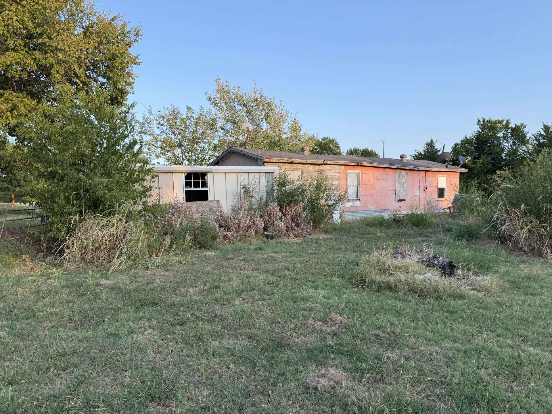 Single Family Residence For Sale in Hunt County , 803 N US Highway 69, Celeste, Texas 75423, 3 Bedroom, 1 Bathroom, 2 Garage spaces, 1,090 Sqft, built in 1956, mls#21393576, Real Estate Agent in Celeste, Homes For Sale in Hunt county, Homes For Sale in Celeste, Realtor in Celeste Texas, Real Estate Brokerage Independent Realty Texas, Luminita Cordes Realtor