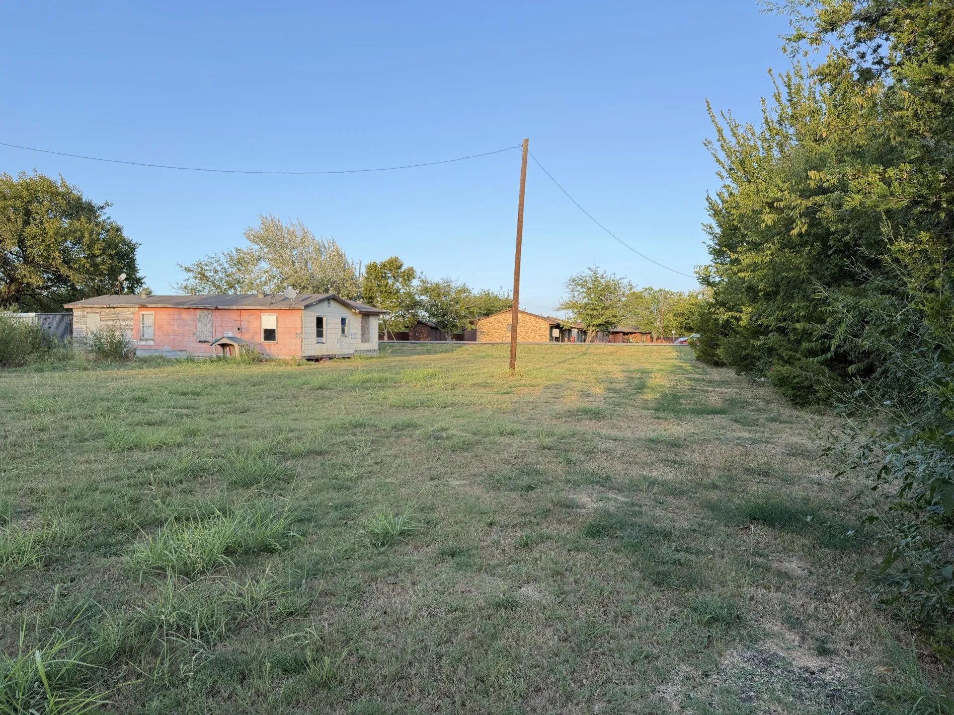 Single Family Residence For Sale in Hunt County , 803 N US Highway 69, Celeste, Texas 75423, 3 Bedroom, 1 Bathroom, 2 Garage spaces, 1,090 Sqft, built in 1956, mls#21393576, Real Estate Agent in Celeste, Homes For Sale in Hunt county, Homes For Sale in Celeste, Realtor in Celeste Texas, Real Estate Brokerage Independent Realty Texas, Luminita Cordes Realtor