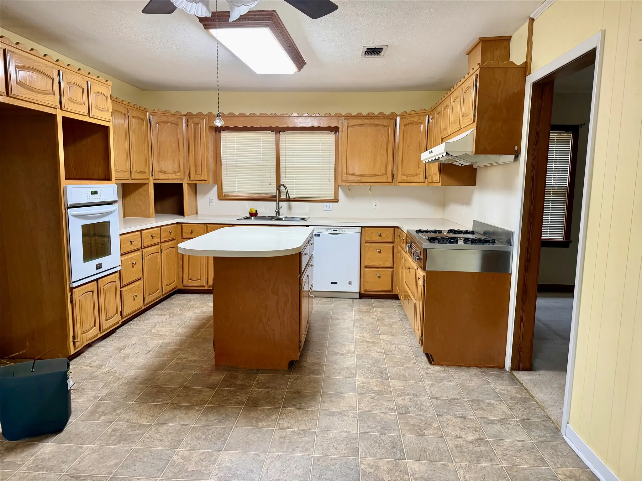 Single Family Residence For Sale in Bosque County , 316 S Erath Street, Iredell, Texas 76649, 3 Bedroom, 2 Bathroom, 2 Garage spaces, 2,613 Sqft, built in 1947, mls#21391001, Real Estate Agent in Iredell, Homes For Sale in Bosque county, Homes For Sale in Iredell, Realtor in Iredell Texas, Real Estate Brokerage Independent Realty Texas, Luminita Cordes Realtor
