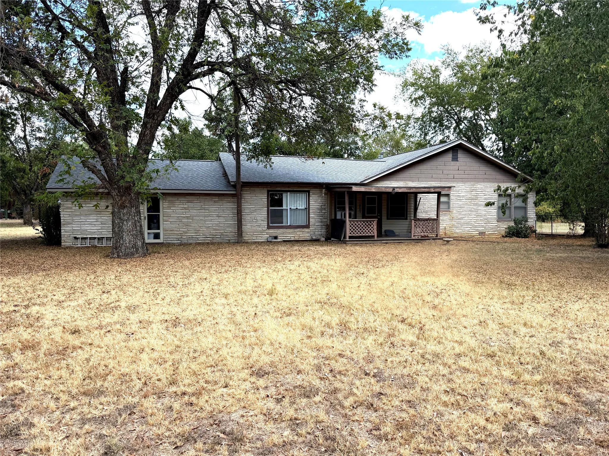 Single Family Residence For Sale in Bosque County , 316 S Erath Street, Iredell, Texas 76649, 3 Bedroom, 2 Bathroom, 2 Garage spaces, 2,613 Sqft, built in 1947, mls#21391001, Real Estate Agent in Iredell, Homes For Sale in Bosque county, Homes For Sale in Iredell, Realtor in Iredell Texas, Real Estate Brokerage Independent Realty Texas, Luminita Cordes Realtor