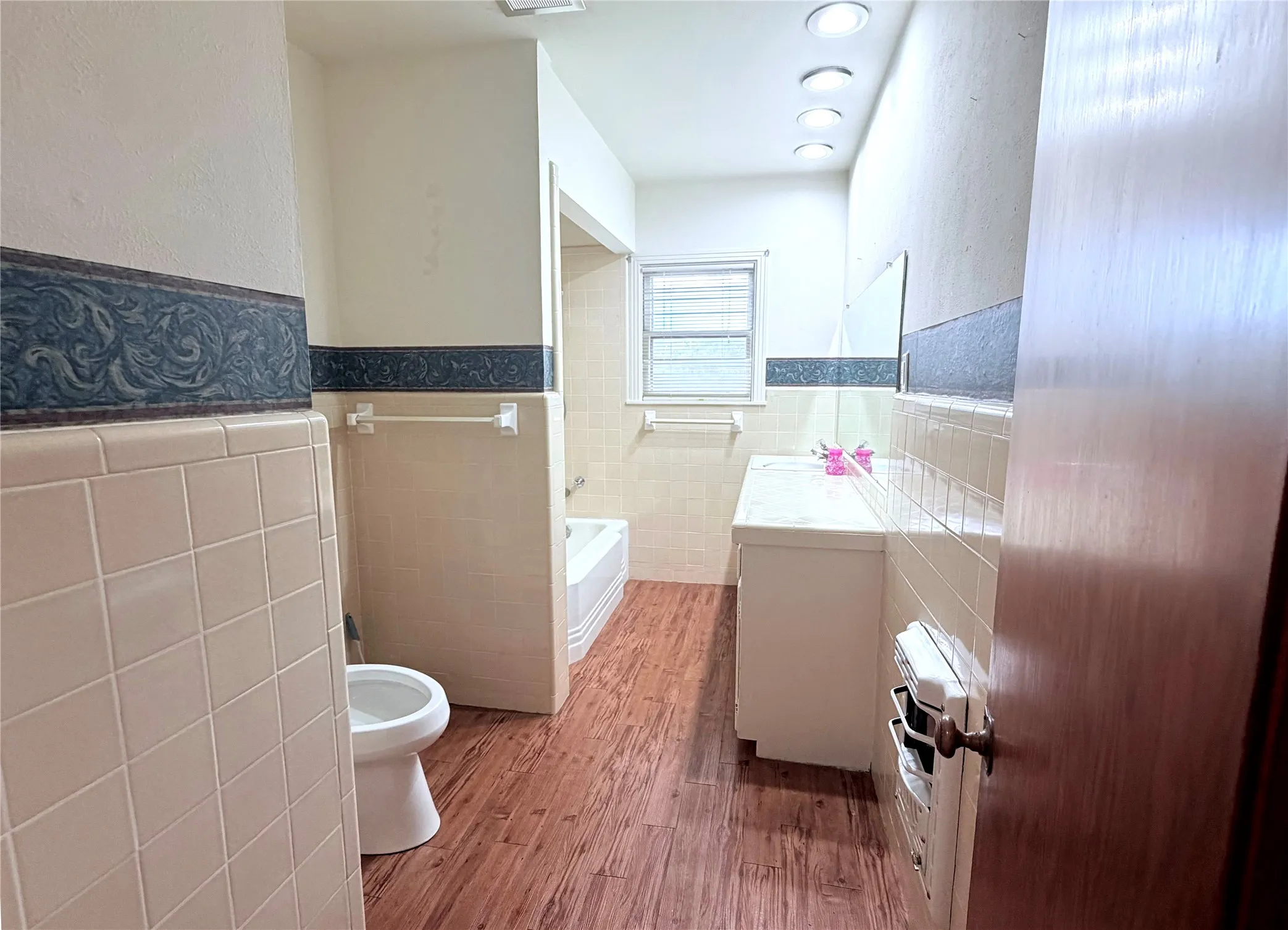 Single Family Residence For Sale in Bosque County , 316 S Erath Street, Iredell, Texas 76649, 3 Bedroom, 2 Bathroom, 2 Garage spaces, 2,613 Sqft, built in 1947, mls#21391001, Real Estate Agent in Iredell, Homes For Sale in Bosque county, Homes For Sale in Iredell, Realtor in Iredell Texas, Real Estate Brokerage Independent Realty Texas, Luminita Cordes Realtor