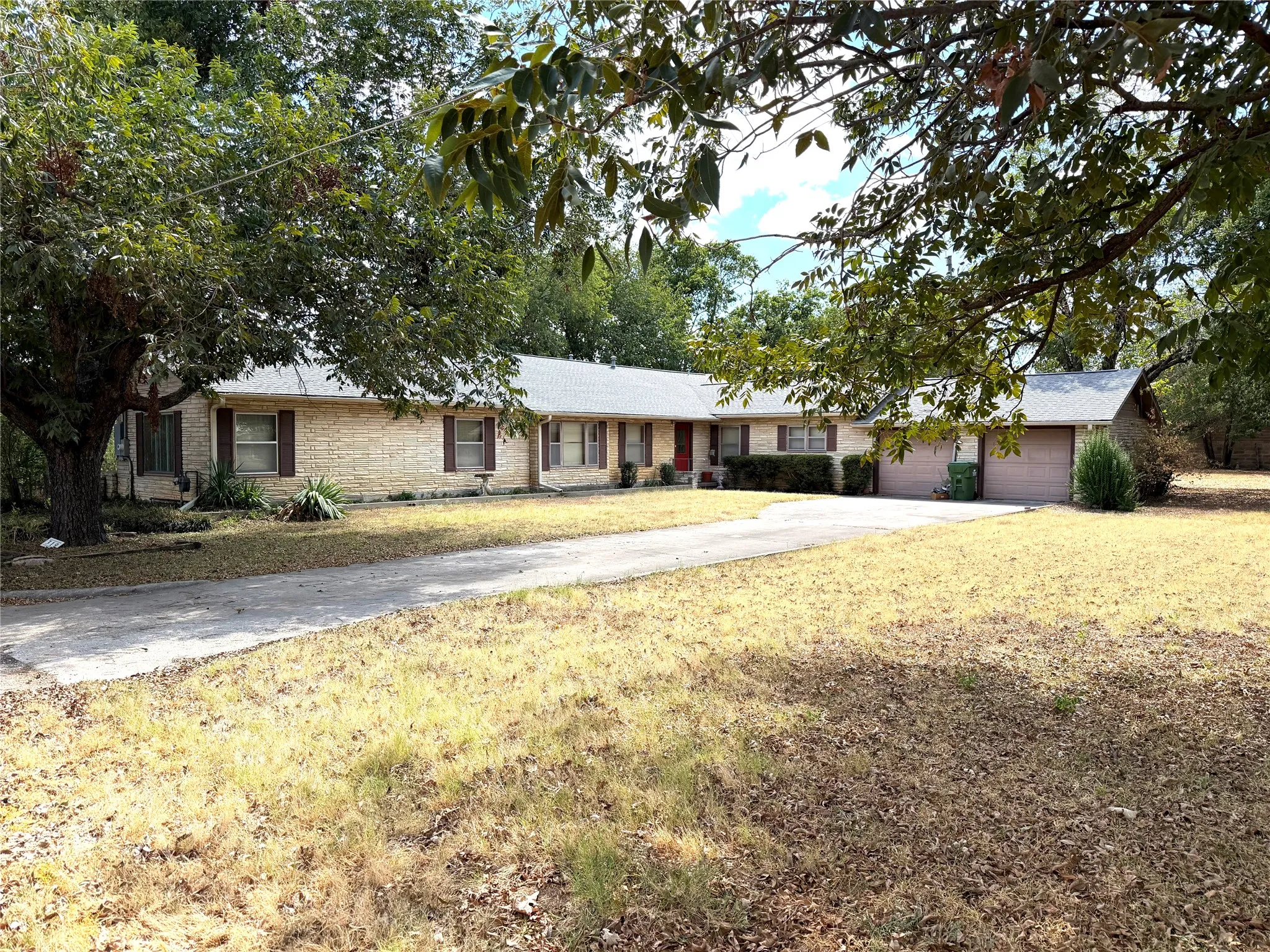 Single Family Residence For Sale in Bosque County , 316 S Erath Street, Iredell, Texas 76649, 3 Bedroom, 2 Bathroom, 2 Garage spaces, 2,613 Sqft, built in 1947, mls#21391001, Real Estate Agent in Iredell, Homes For Sale in Bosque county, Homes For Sale in Iredell, Realtor in Iredell Texas, Real Estate Brokerage Independent Realty Texas, Luminita Cordes Realtor