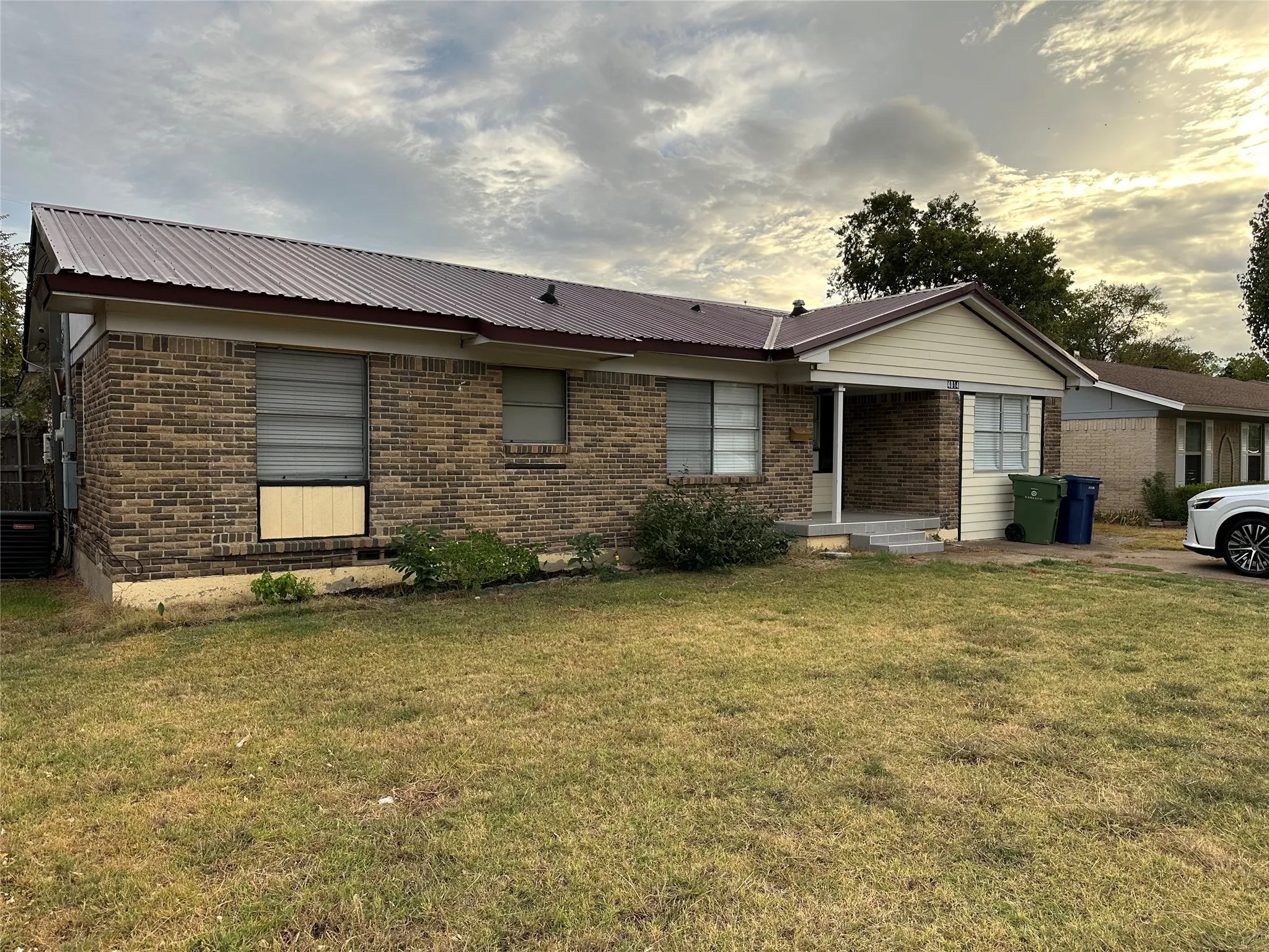 Single Family Residence For Sale in Dallas County , 4014 W Walnut Street, Garland, Texas 75042, 5 Bedroom, 3 Bathroom, Garage spaces, 1,559 Sqft, built in 1963, mls#21393629, Real Estate Agent in Garland, Homes For Sale in Dallas county, Homes For Sale in Garland, Realtor in Garland Texas, Real Estate Brokerage Independent Realty Texas, Luminita Cordes Realtor