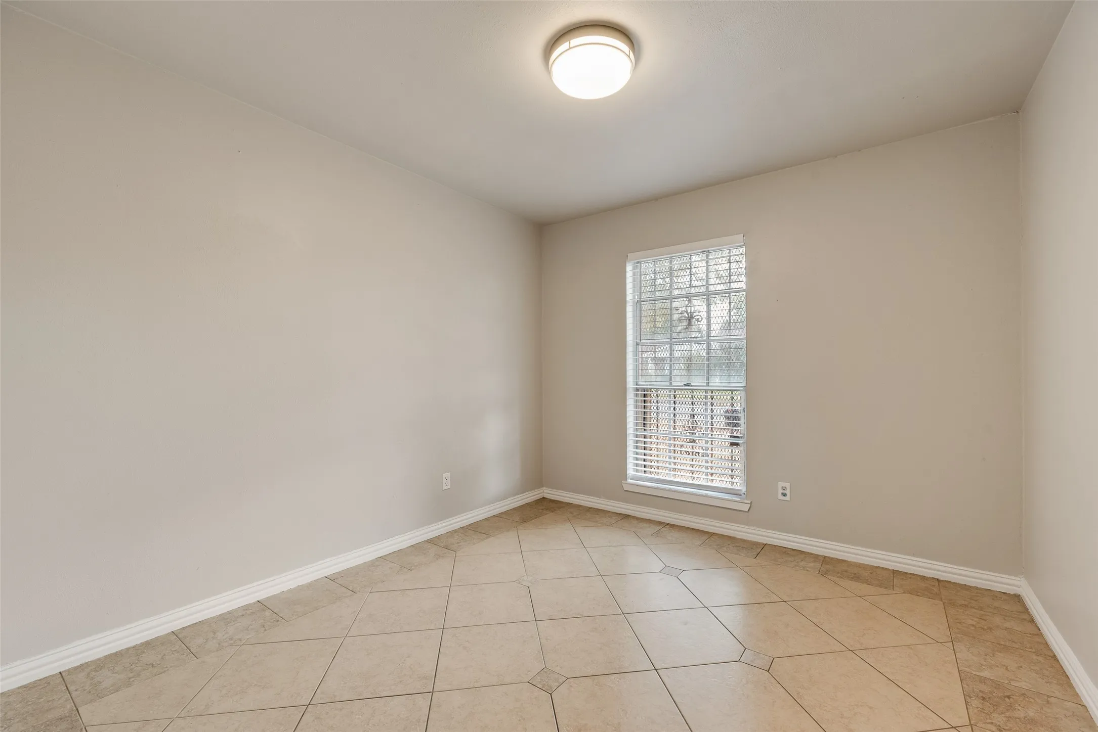 Single Family Residence For Rent in Dallas County , 9829 GROVE OAKS Valley, Dallas, Texas 75217, 4 Bedroom, 2 Bathroom, Garage spaces, 1,415 Sqft, built in 1968, mls#21393638, Real Estate Agent in Dallas, Homes For Rent in Dallas county, Homes For Rent in Dallas, Realtor in Dallas Texas, Real Estate Brokerage Independent Realty Texas, Luminita Cordes Realtor