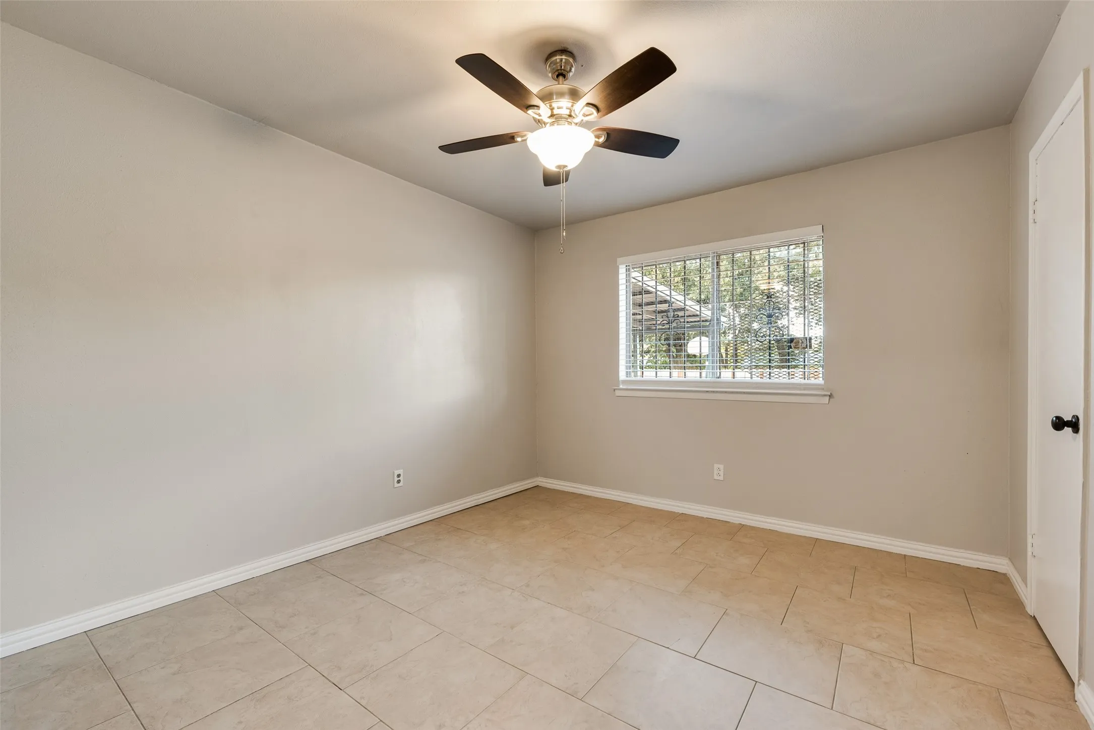 Single Family Residence For Rent in Dallas County , 9829 GROVE OAKS Valley, Dallas, Texas 75217, 4 Bedroom, 2 Bathroom, Garage spaces, 1,415 Sqft, built in 1968, mls#21393638, Real Estate Agent in Dallas, Homes For Rent in Dallas county, Homes For Rent in Dallas, Realtor in Dallas Texas, Real Estate Brokerage Independent Realty Texas, Luminita Cordes Realtor