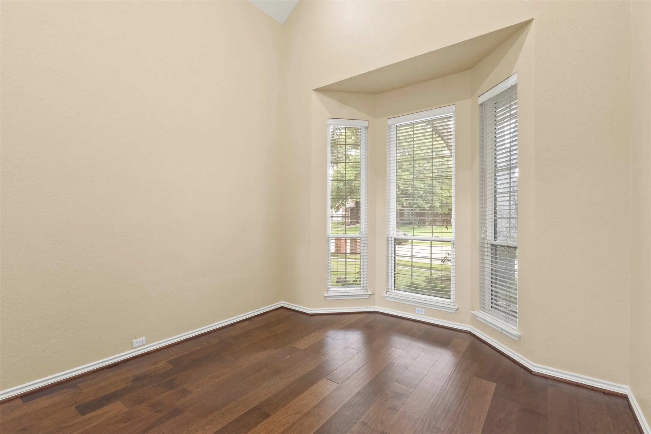Single Family Residence For Rent in Denton County , 3817 Peppertree Drive, Carrollton, Texas 75007, 4 Bedroom, 3 Bathroom, 2 Garage spaces, 2,583 Sqft, built in 1995, mls#21393633, Real Estate Agent in Carrollton, Homes For Rent in Denton county, Homes For Rent in Carrollton, Realtor in Carrollton Texas, Real Estate Brokerage Independent Realty Texas, Luminita Cordes Realtor