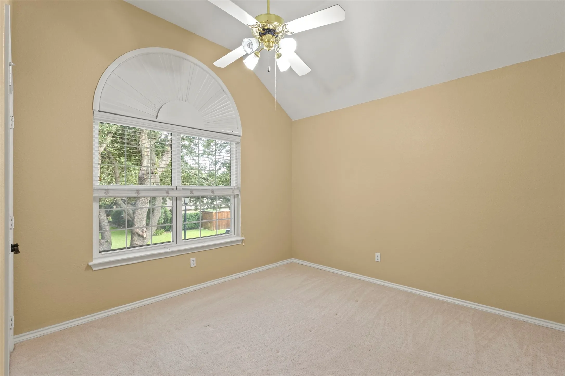 Single Family Residence For Rent in Denton County , 3817 Peppertree Drive, Carrollton, Texas 75007, 4 Bedroom, 3 Bathroom, 2 Garage spaces, 2,583 Sqft, built in 1995, mls#21393633, Real Estate Agent in Carrollton, Homes For Rent in Denton county, Homes For Rent in Carrollton, Realtor in Carrollton Texas, Real Estate Brokerage Independent Realty Texas, Luminita Cordes Realtor