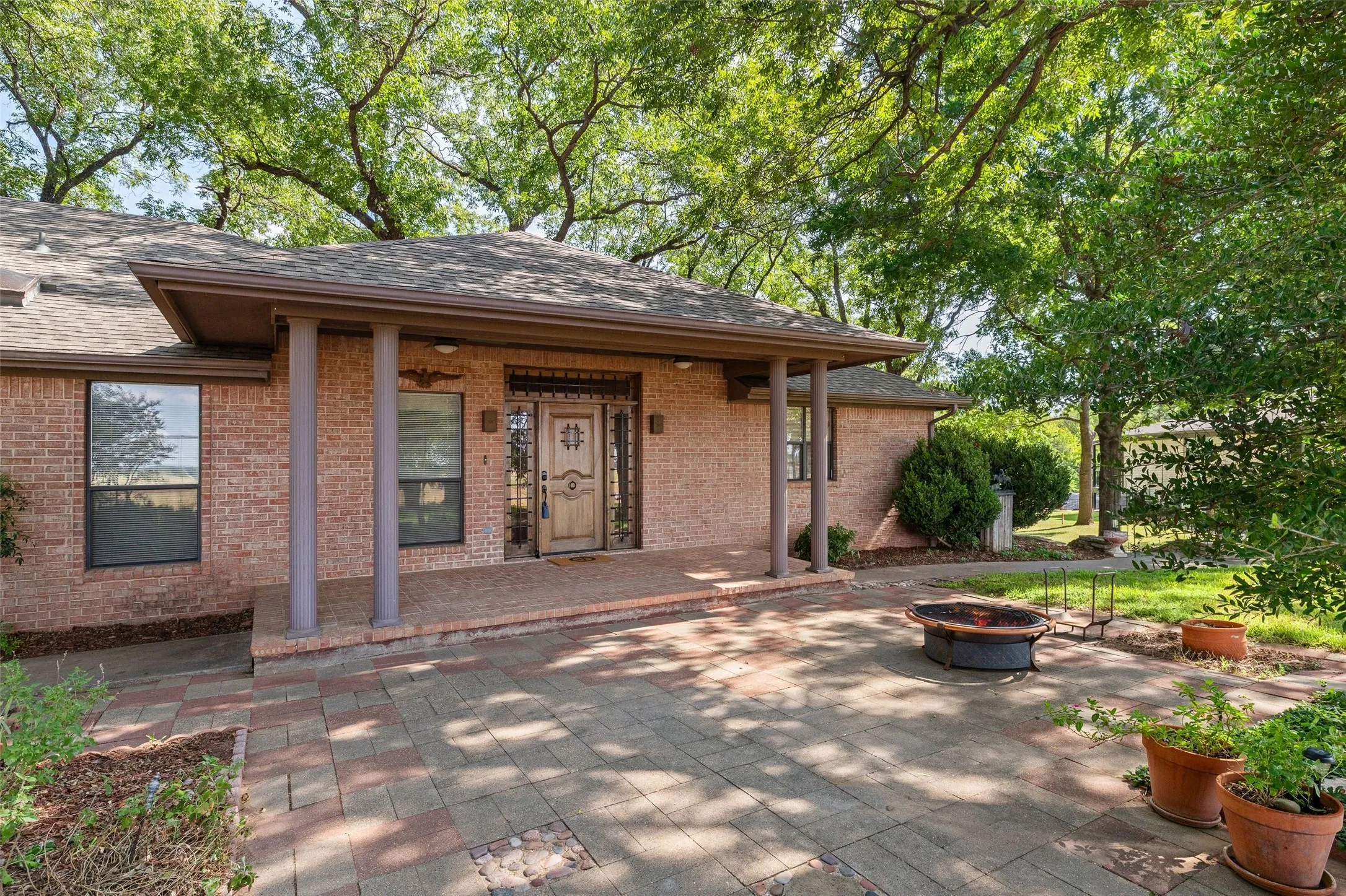 Single Family Residence For Sale in Hood County , 1820 Long Creek Court, Granbury, Texas 76049, 4 Bedroom, 5 Bathroom, 2 Garage spaces, 2,936 Sqft, built in 1988, mls#21379981, Real Estate Agent in Granbury, Homes For Sale in Hood county, Homes For Sale in Granbury, Realtor in Granbury Texas, Real Estate Brokerage Independent Realty Texas, Luminita Cordes Realtor