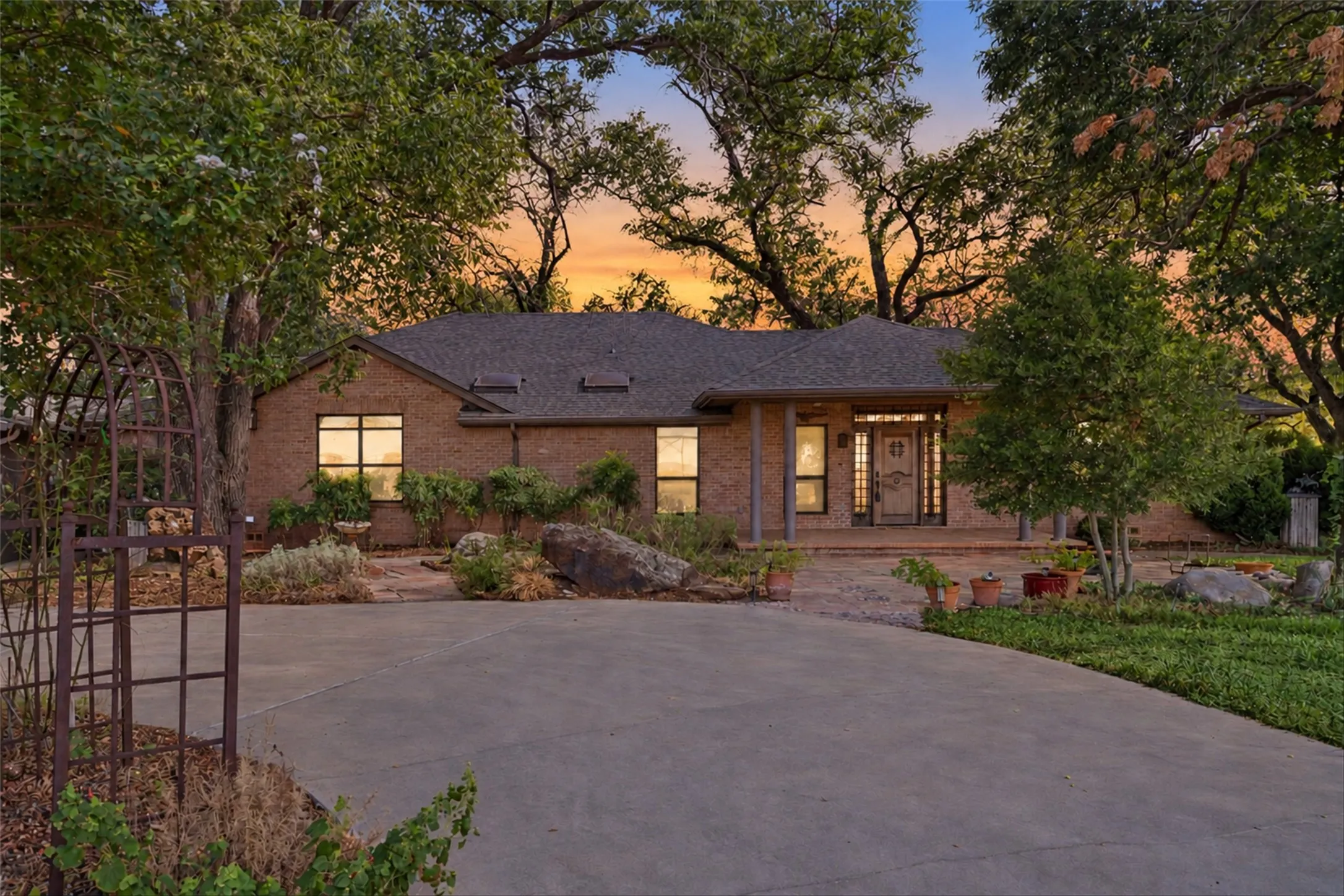 Single Family Residence For Sale in Hood County , 1820 Long Creek Court, Granbury, Texas 76049, 4 Bedroom, 5 Bathroom, 2 Garage spaces, 2,936 Sqft, built in 1988, mls#21379981, Real Estate Agent in Granbury, Homes For Sale in Hood county, Homes For Sale in Granbury, Realtor in Granbury Texas, Real Estate Brokerage Independent Realty Texas, Luminita Cordes Realtor