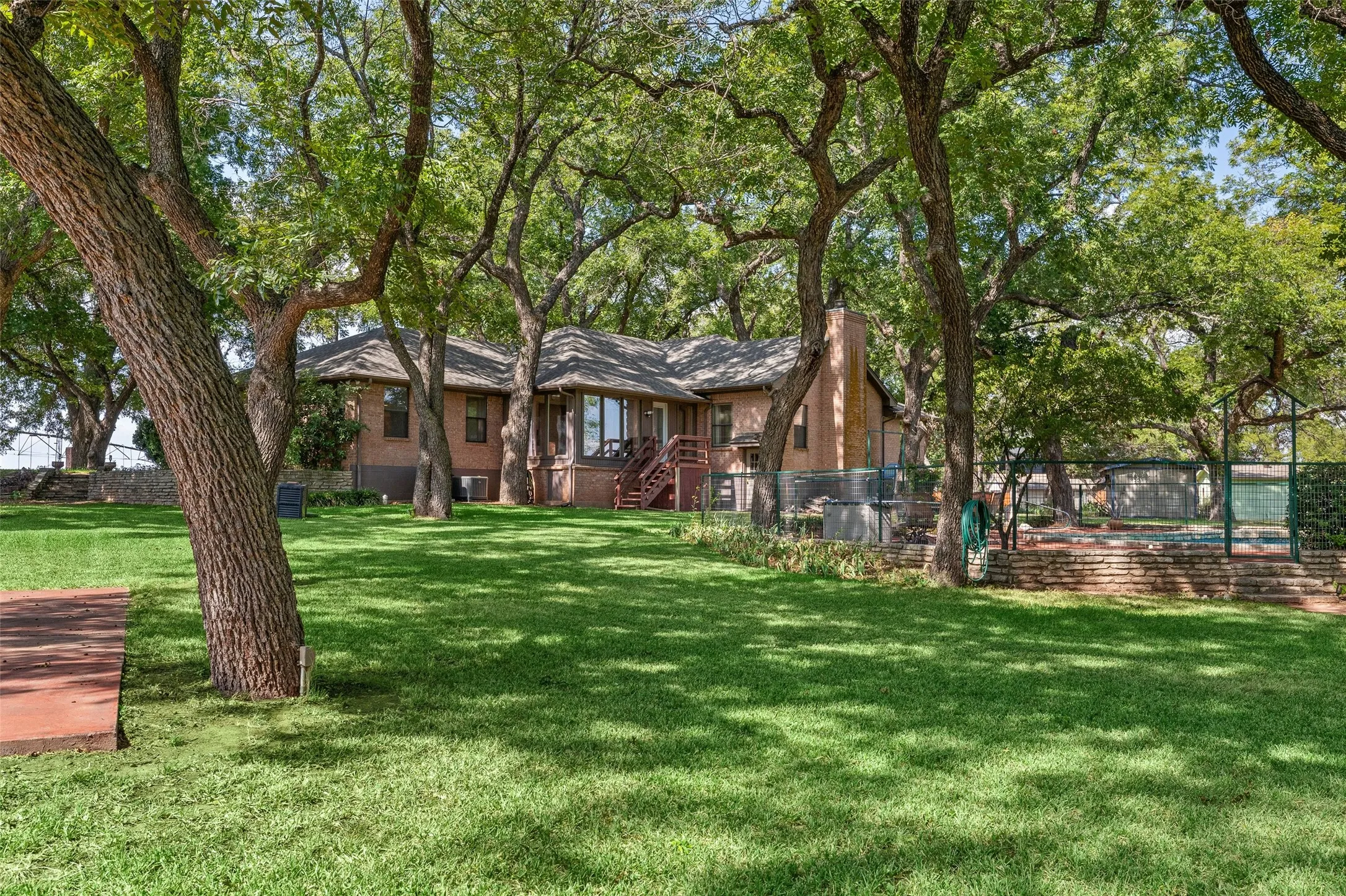 Single Family Residence For Sale in Hood County , 1820 Long Creek Court, Granbury, Texas 76049, 4 Bedroom, 5 Bathroom, 2 Garage spaces, 2,936 Sqft, built in 1988, mls#21379981, Real Estate Agent in Granbury, Homes For Sale in Hood county, Homes For Sale in Granbury, Realtor in Granbury Texas, Real Estate Brokerage Independent Realty Texas, Luminita Cordes Realtor