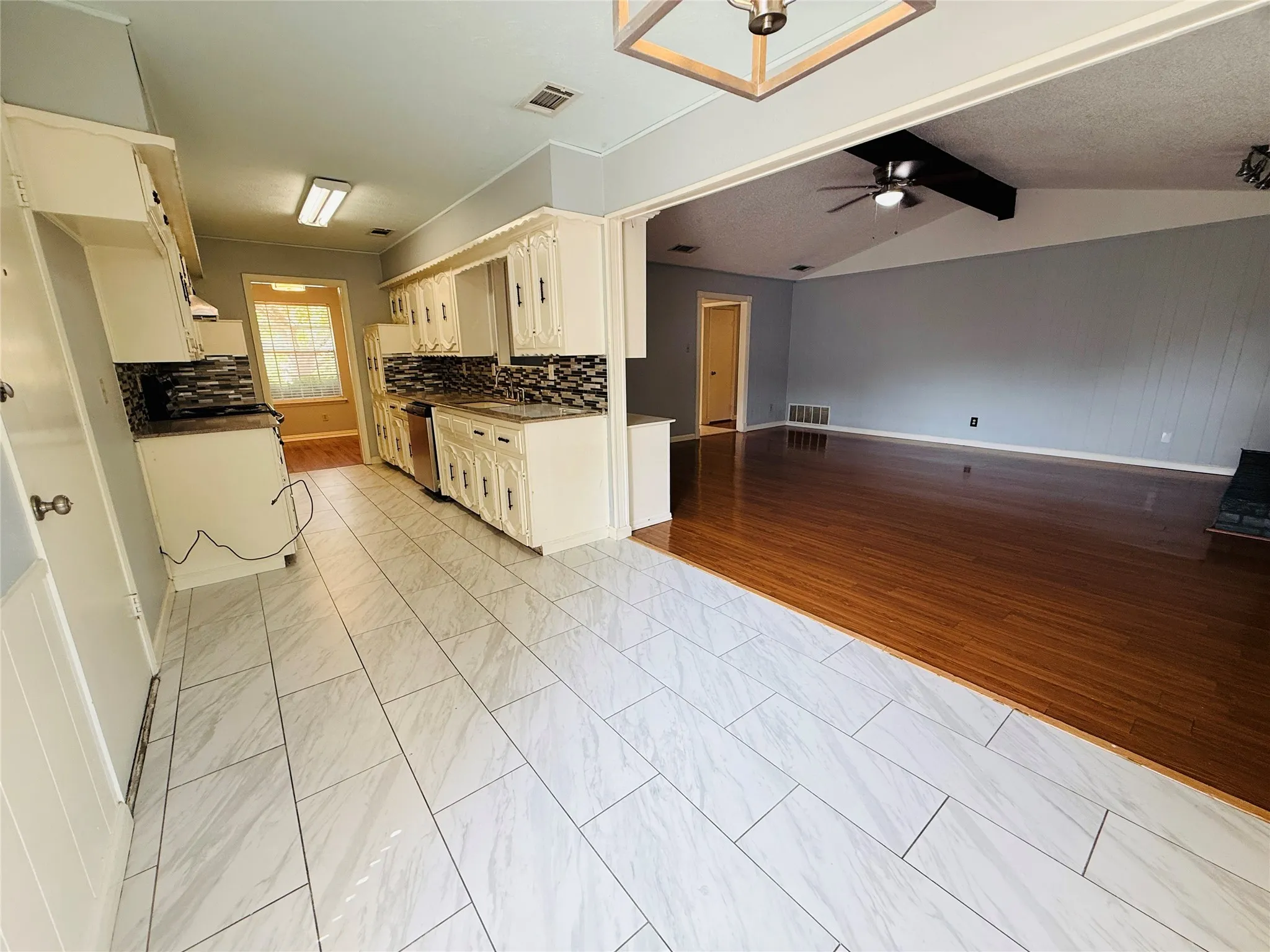 Single Family Residence For Rent in Dallas County , 1112 Joanna Circle, De Soto, Texas 75115, 3 Bedroom, 2 Bathroom, 2 Garage spaces, 1,871 Sqft, built in 1972, mls#21393658, Real Estate Agent in De Soto, Homes For Rent in Dallas county, Homes For Rent in De Soto, Realtor in De Soto Texas, Real Estate Brokerage Independent Realty Texas, Luminita Cordes Realtor