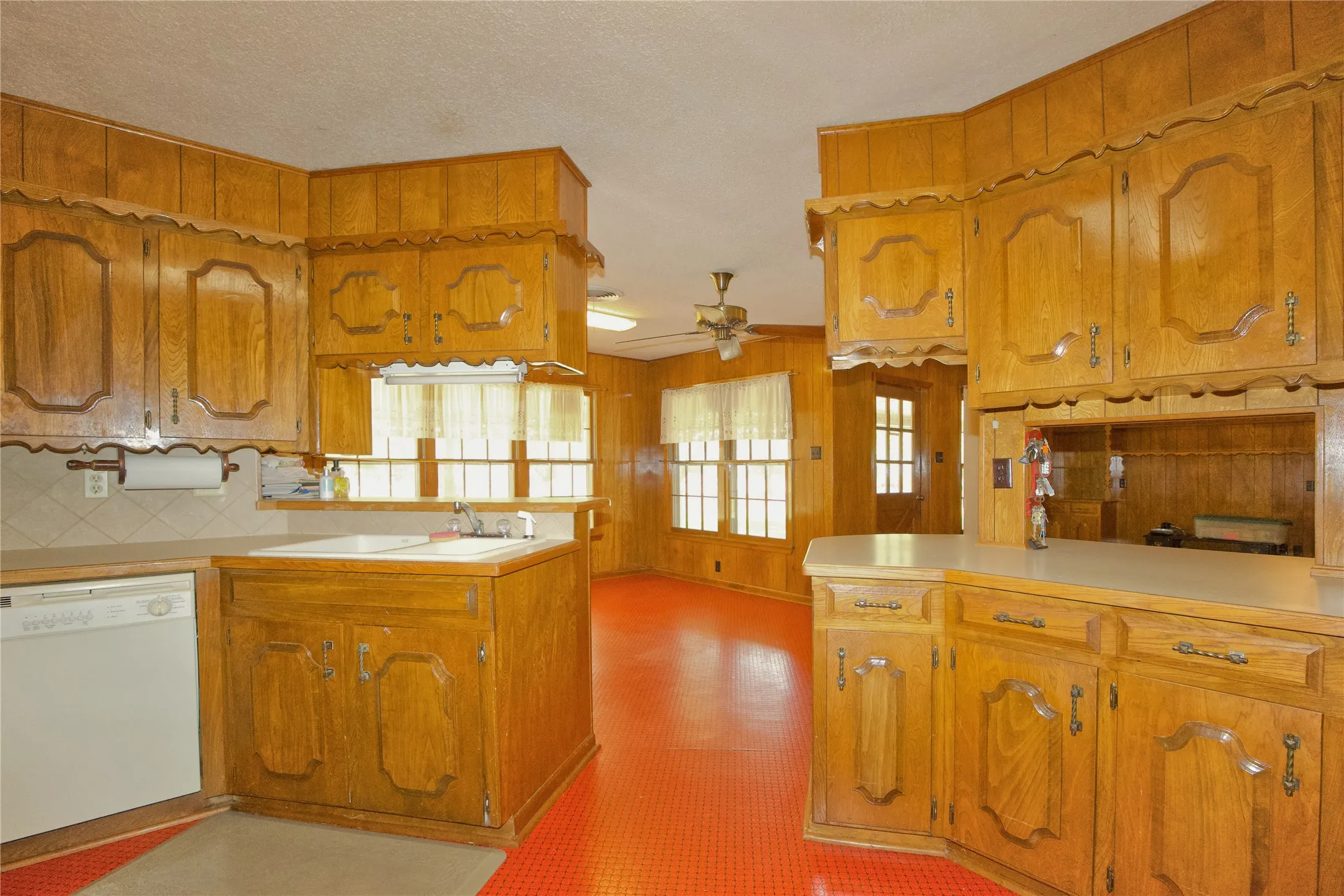 Single Family Residence For Sale in Cooke County , 697 N Fm 373, Muenster, Texas 76252, 4 Bedroom, 3 Bathroom, 2 Garage spaces, 2,692 Sqft, built in 1971, mls#21390437, Real Estate Agent in Muenster, Homes For Sale in Cooke county, Homes For Sale in Muenster, Realtor in Muenster Texas, Real Estate Brokerage Independent Realty Texas, Luminita Cordes Realtor