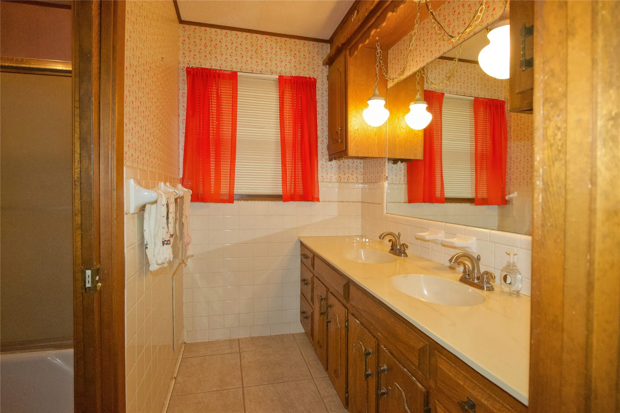 Single Family Residence For Sale in Cooke County , 697 N Fm 373, Muenster, Texas 76252, 4 Bedroom, 3 Bathroom, 2 Garage spaces, 2,692 Sqft, built in 1971, mls#21390437, Real Estate Agent in Muenster, Homes For Sale in Cooke county, Homes For Sale in Muenster, Realtor in Muenster Texas, Real Estate Brokerage Independent Realty Texas, Luminita Cordes Realtor