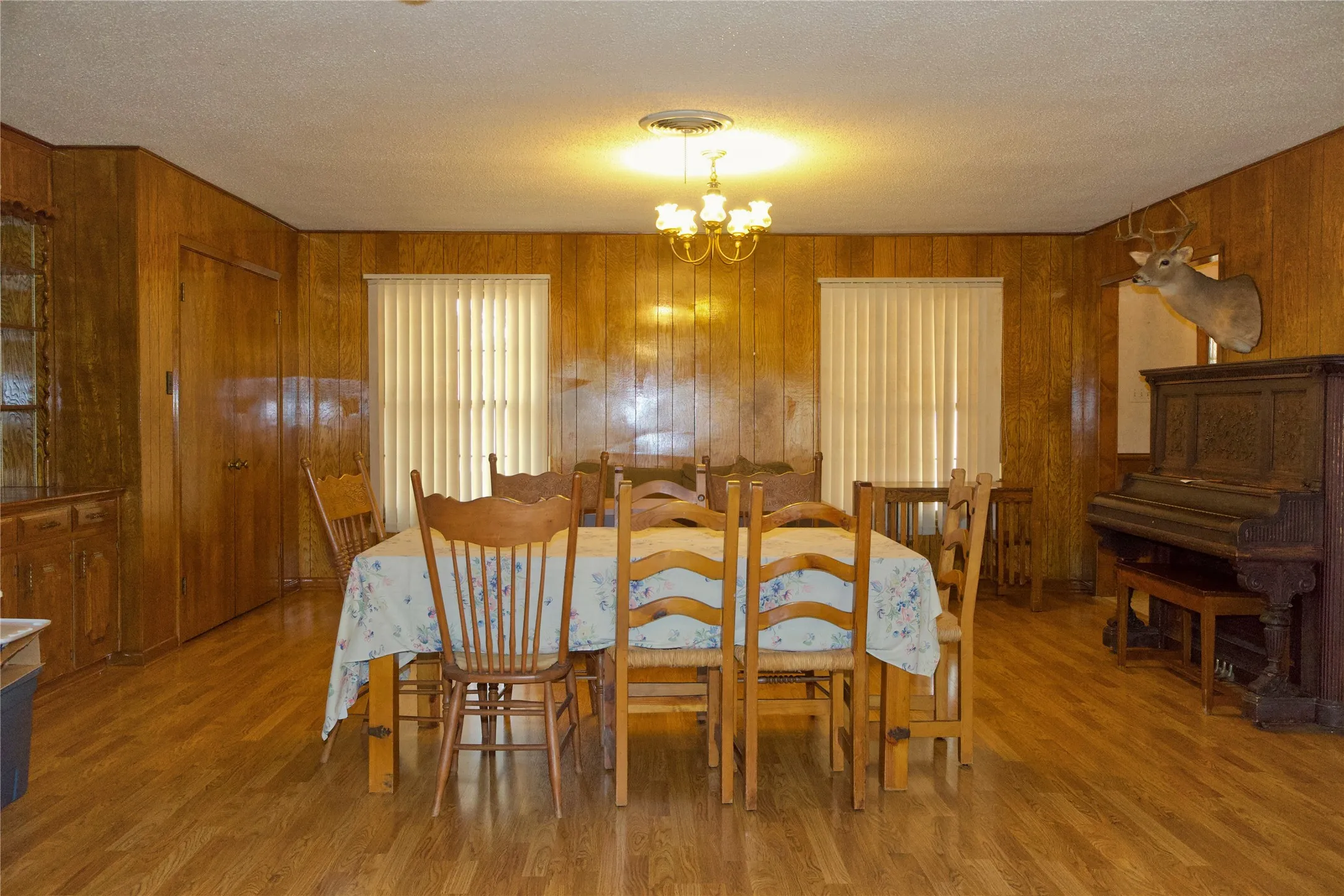 Single Family Residence For Sale in Cooke County , 697 N Fm 373, Muenster, Texas 76252, 4 Bedroom, 3 Bathroom, 2 Garage spaces, 2,692 Sqft, built in 1971, mls#21390437, Real Estate Agent in Muenster, Homes For Sale in Cooke county, Homes For Sale in Muenster, Realtor in Muenster Texas, Real Estate Brokerage Independent Realty Texas, Luminita Cordes Realtor