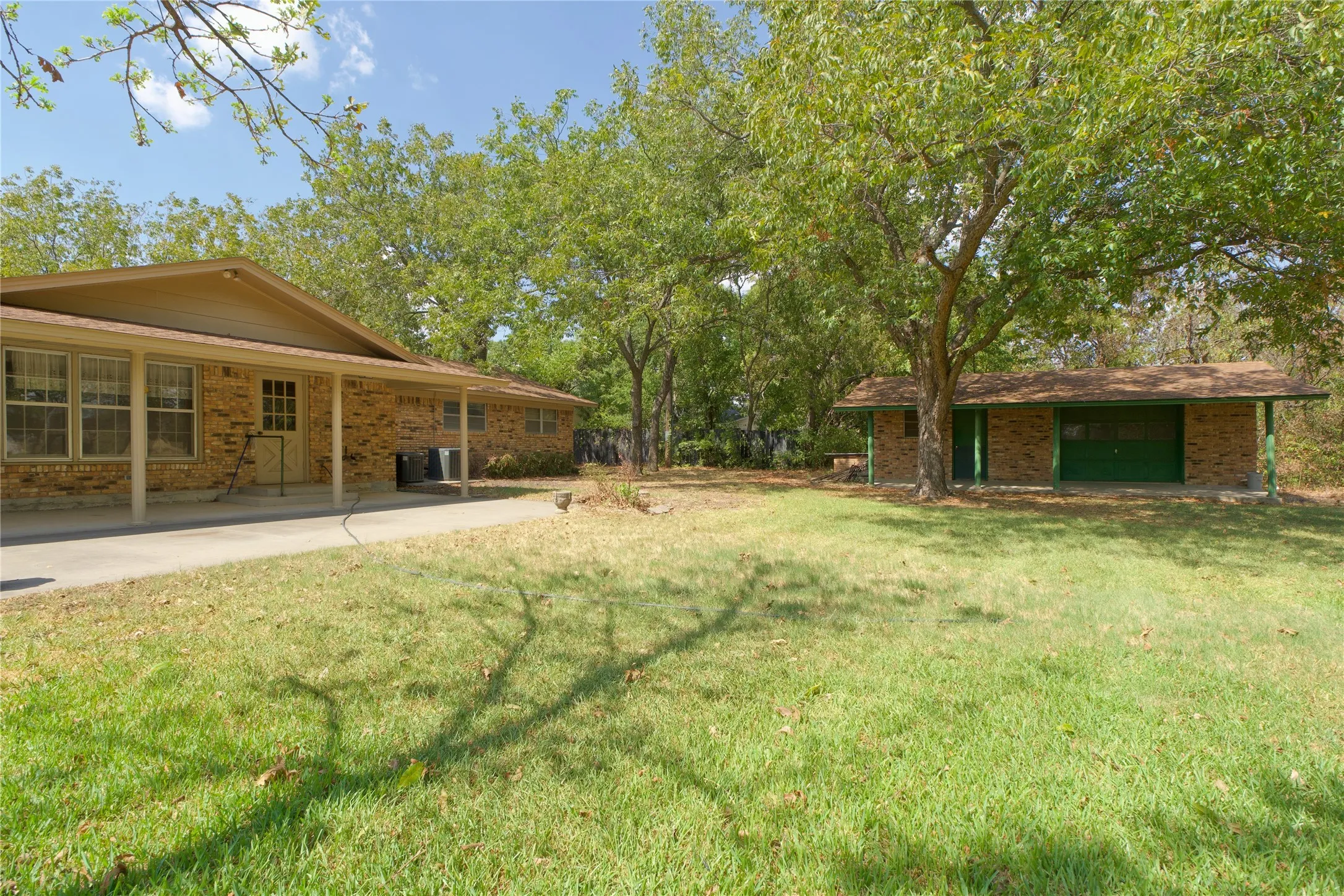 Single Family Residence For Sale in Cooke County , 697 N Fm 373, Muenster, Texas 76252, 4 Bedroom, 3 Bathroom, 2 Garage spaces, 2,692 Sqft, built in 1971, mls#21390437, Real Estate Agent in Muenster, Homes For Sale in Cooke county, Homes For Sale in Muenster, Realtor in Muenster Texas, Real Estate Brokerage Independent Realty Texas, Luminita Cordes Realtor