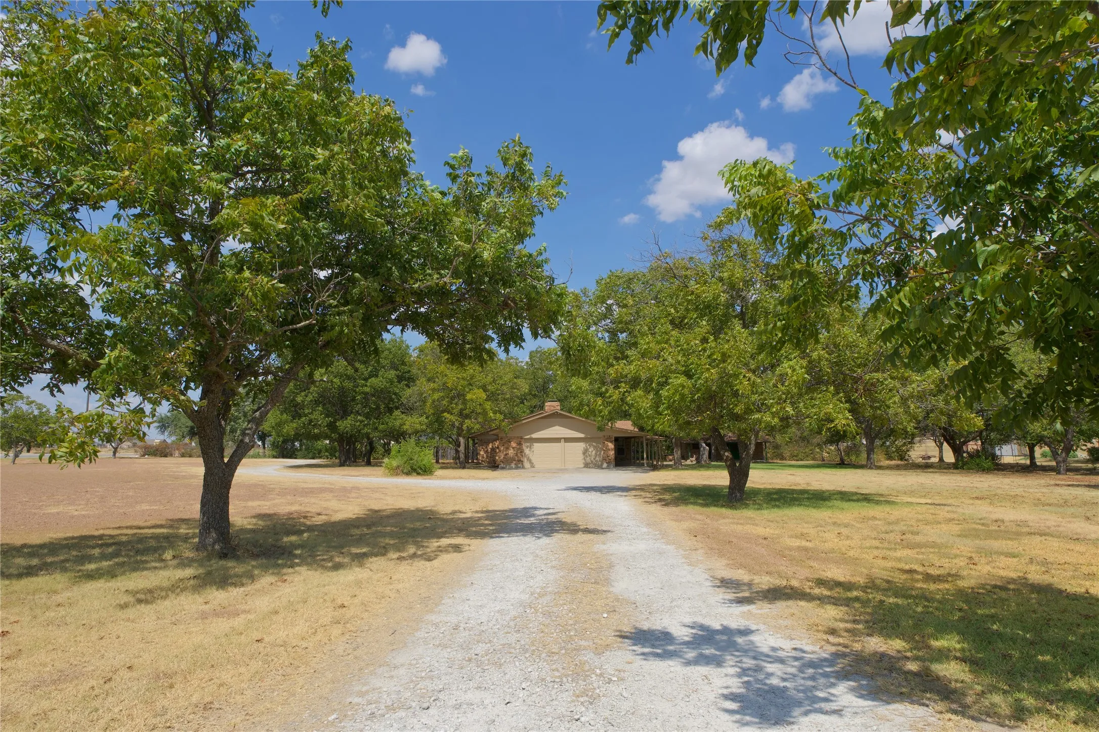 Single Family Residence For Sale in Cooke County , 697 N Fm 373, Muenster, Texas 76252, 4 Bedroom, 3 Bathroom, 2 Garage spaces, 2,692 Sqft, built in 1971, mls#21390437, Real Estate Agent in Muenster, Homes For Sale in Cooke county, Homes For Sale in Muenster, Realtor in Muenster Texas, Real Estate Brokerage Independent Realty Texas, Luminita Cordes Realtor