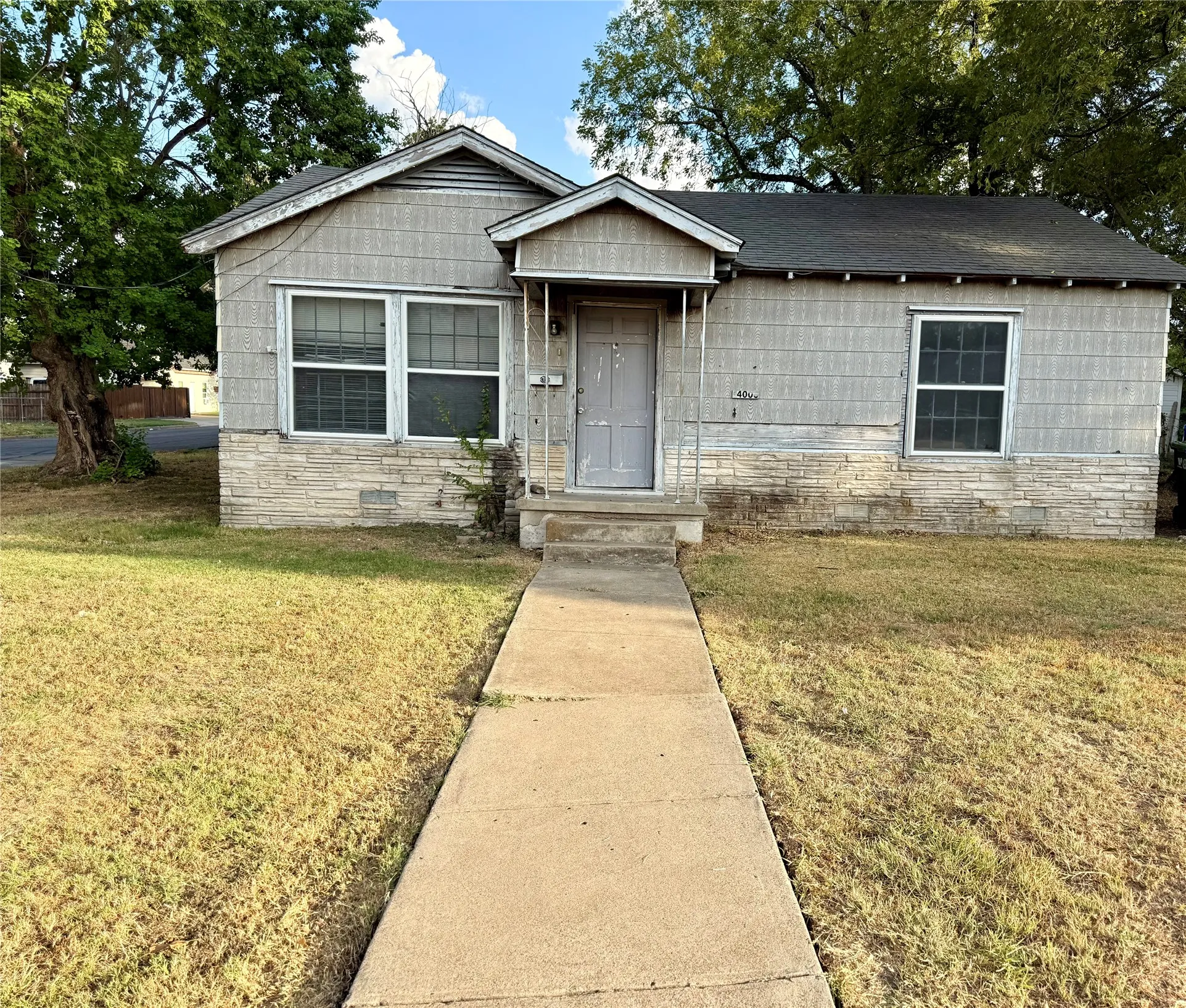 Single Family Residence For Sale in Mc Lennan County , 4000 Frederick Avenue, Waco, Texas 76707, 2 Bedroom, 1 Bathroom, 1 Garage spaces, 1,140 Sqft, built in 1950, mls#21392638, Real Estate Agent in Waco, Homes For Sale in Mc Lennan county, Homes For Sale in Waco, Realtor in Waco Texas, Real Estate Brokerage Independent Realty Texas, Luminita Cordes Realtor