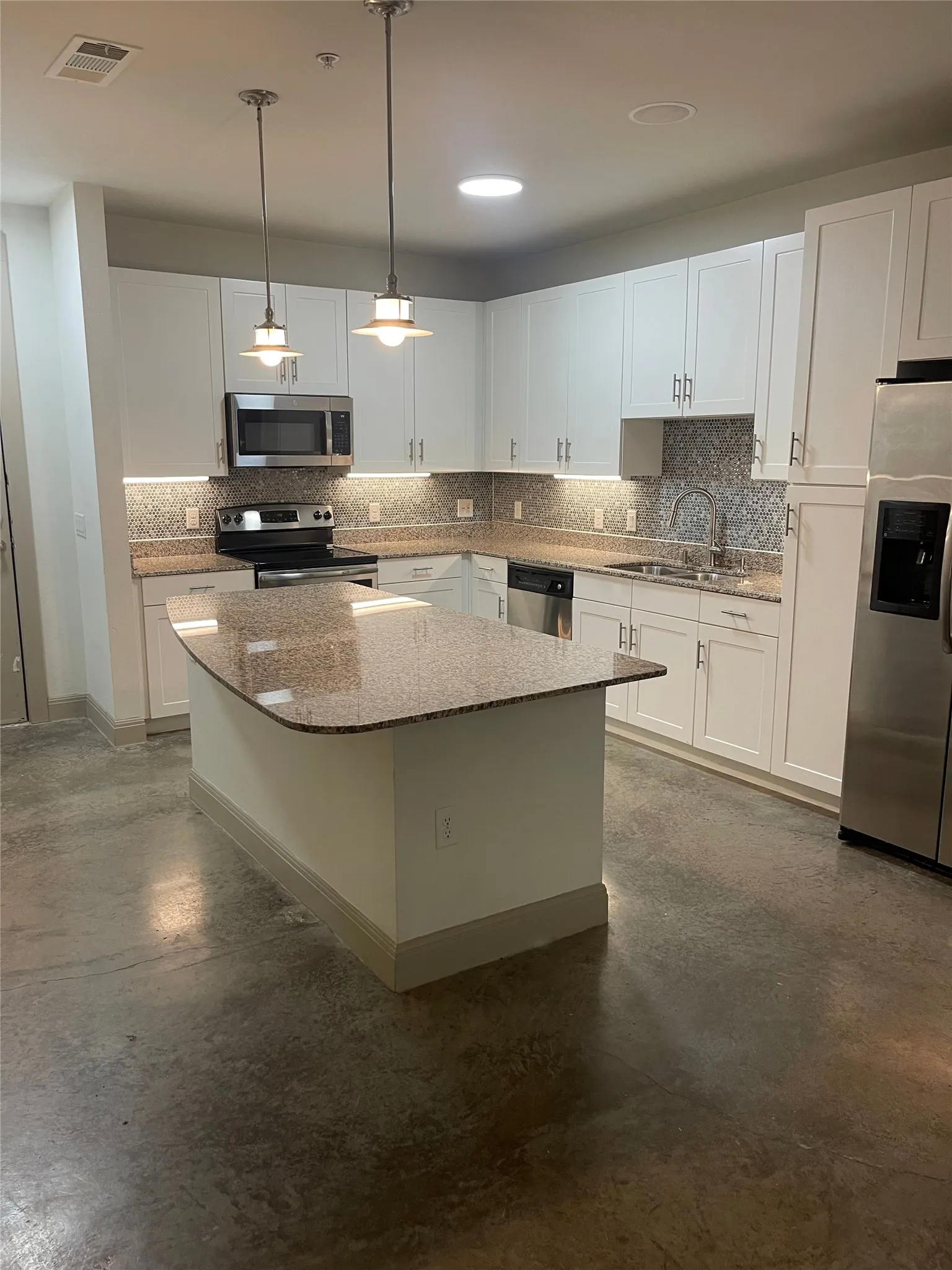 Apartment For Rent in Dallas County , 908 N Bishop Avenue 2-104, Dallas, Texas 75208, 1 Bedroom, 1 Bathroom, Garage spaces, 810 Sqft, built in 2013, mls#21393669, Real Estate Agent in Dallas, Homes For Rent in Dallas county, Homes For Rent in Dallas, Realtor in Dallas Texas, Real Estate Brokerage Independent Realty Texas, Luminita Cordes Realtor