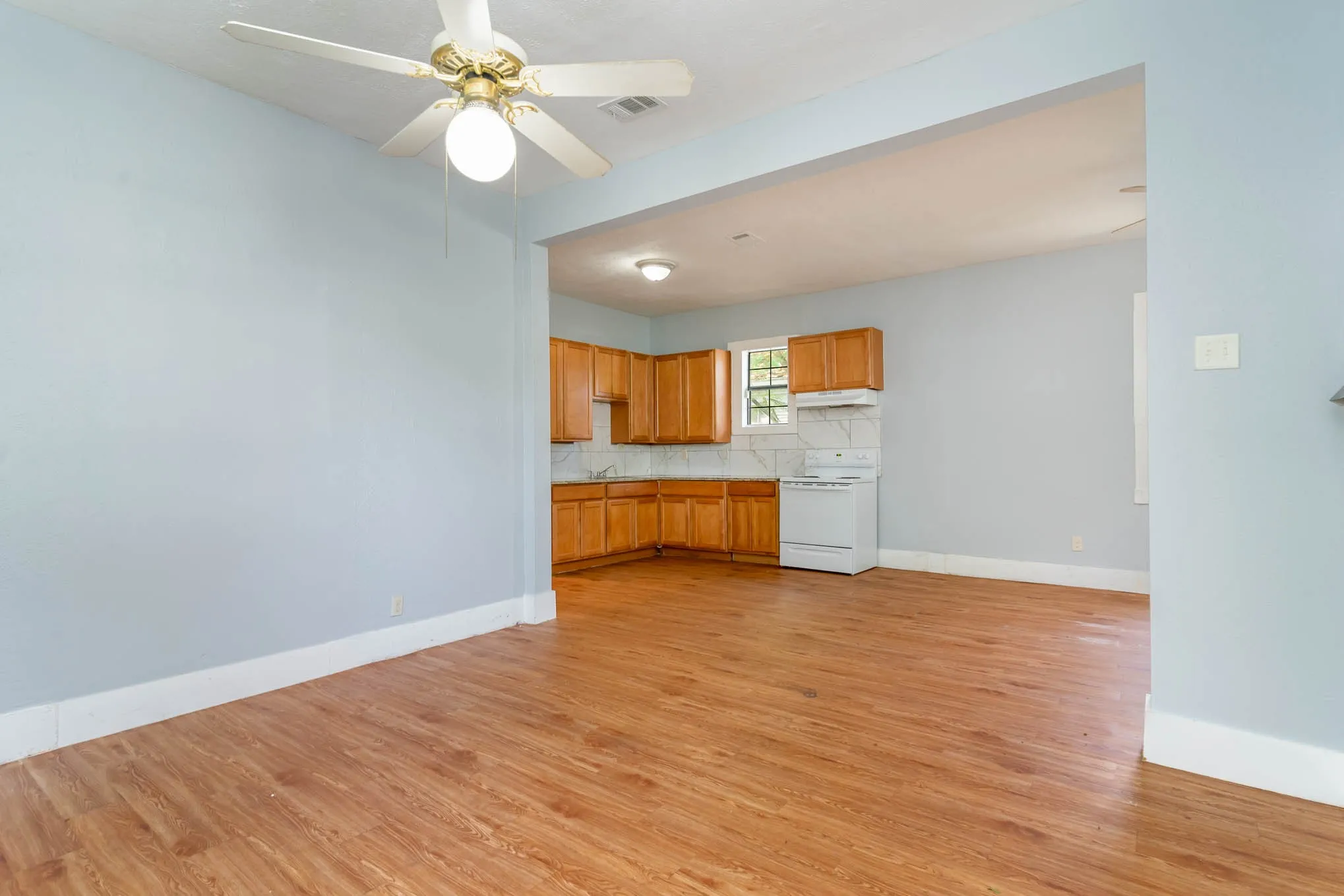 Single Family Residence For Sale in Dallas County , 2630 Lenway Street, Dallas, Texas 75215, 3 Bedroom, 2 Bathroom, 1 Garage spaces, 1,542 Sqft, built in 1936, mls#21393660, Real Estate Agent in Dallas, Homes For Sale in Dallas county, Homes For Sale in Dallas, Realtor in Dallas Texas, Real Estate Brokerage Independent Realty Texas, Luminita Cordes Realtor