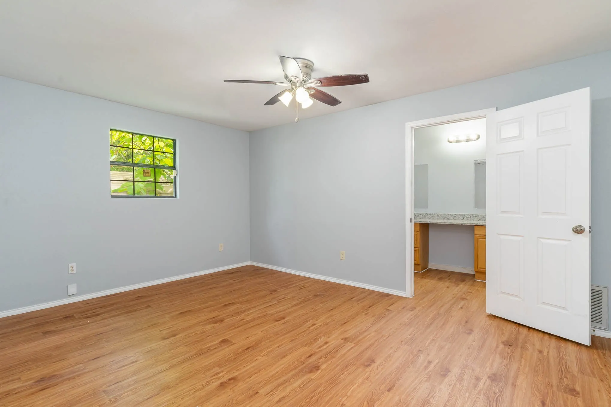 Single Family Residence For Sale in Dallas County , 2630 Lenway Street, Dallas, Texas 75215, 3 Bedroom, 2 Bathroom, 1 Garage spaces, 1,542 Sqft, built in 1936, mls#21393660, Real Estate Agent in Dallas, Homes For Sale in Dallas county, Homes For Sale in Dallas, Realtor in Dallas Texas, Real Estate Brokerage Independent Realty Texas, Luminita Cordes Realtor