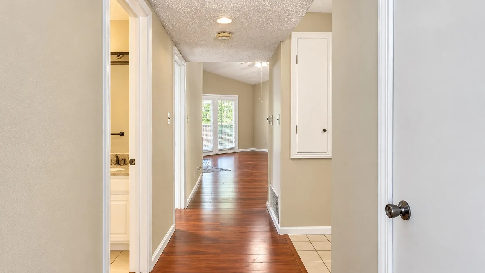 Condominium For Rent in Dallas County , 8545 Midpark Road 6, Dallas, Texas 75240, 2 Bedroom, 2 Bathroom, Garage spaces, 1,035 Sqft, built in 1982, mls#21393648, Real Estate Agent in Dallas, Homes For Rent in Dallas county, Homes For Rent in Dallas, Realtor in Dallas Texas, Real Estate Brokerage Independent Realty Texas, Luminita Cordes Realtor